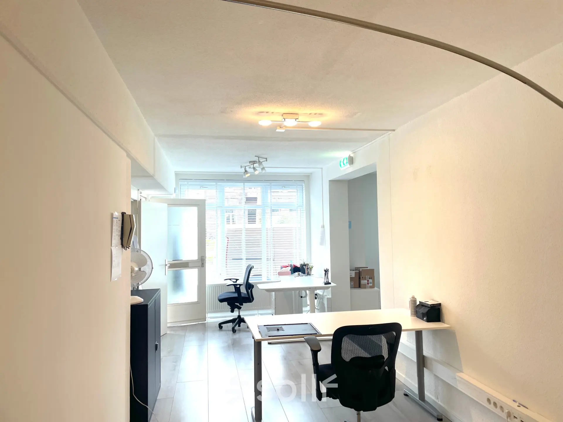 Heldere kantoorruimte op Wilhelminasingel 44-46 in Maastricht met moderne bureaus en stoelen, klaar voor de verhuur. Geschikt voor wie kantoorruimte wil huren voor dagelijkse werkzaamheden.