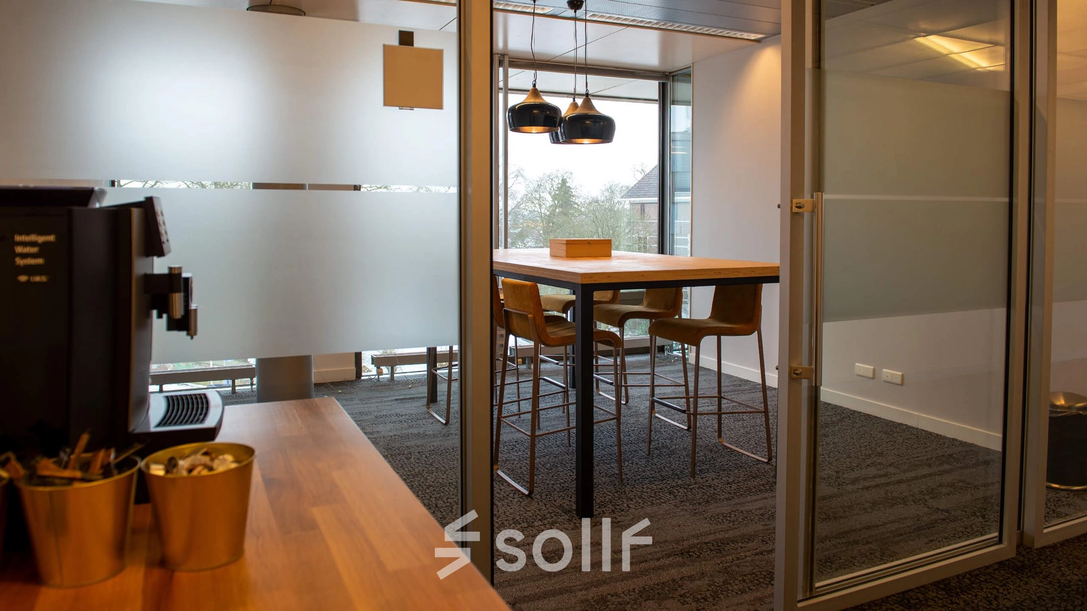 Een gemeubileerd kantoor op Blankenstein 400 in Meppel, met moderne hoge tafels en stoelen, geschikt voor zakelijke besprekingen of als werkruimte. Ideale kantoorruimte huren voor creatieve samenwerkingen.