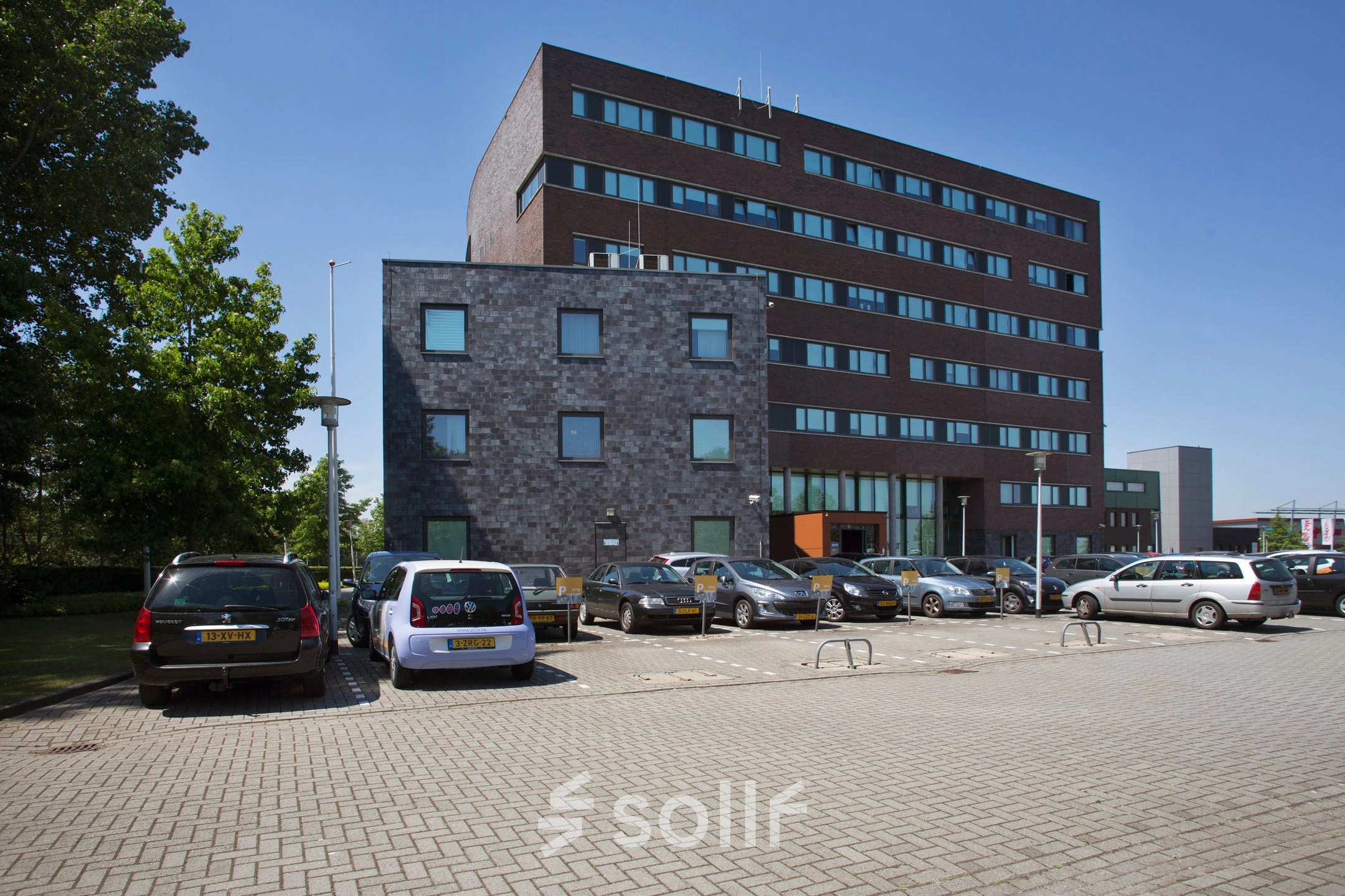 Het kantoorpand aan Blankenstein 400 in Meppel met parkeerplaatsen aan de voorkant, ideaal als je kantoren wilt huren.
