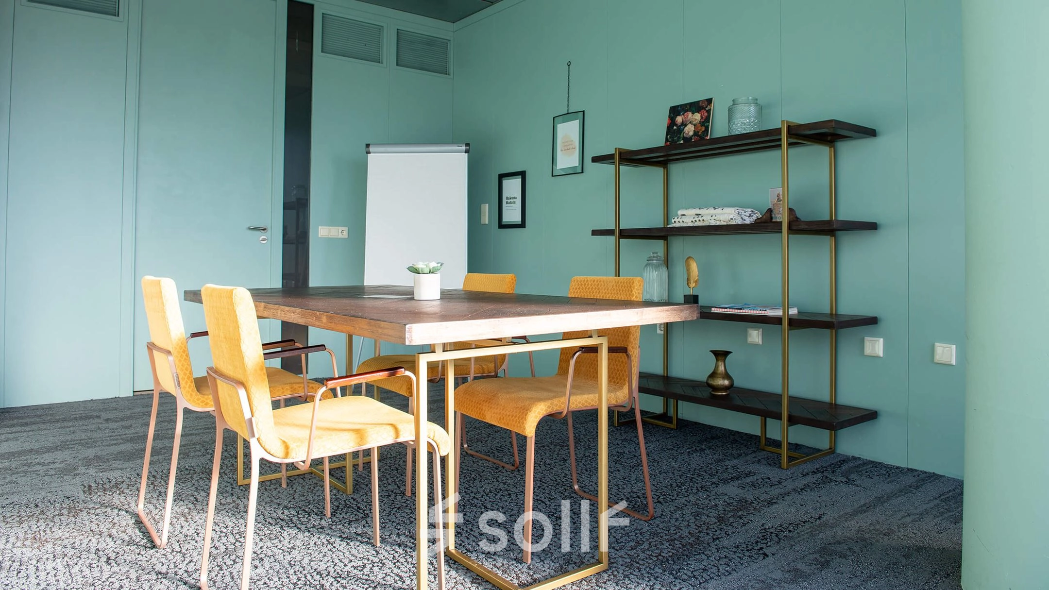 Stijlvolle kantoorruimte met groene muren, een vergadertafel en vijf gele stoelen bij Blankenstein 400 in Meppel, ideaal om te huren.