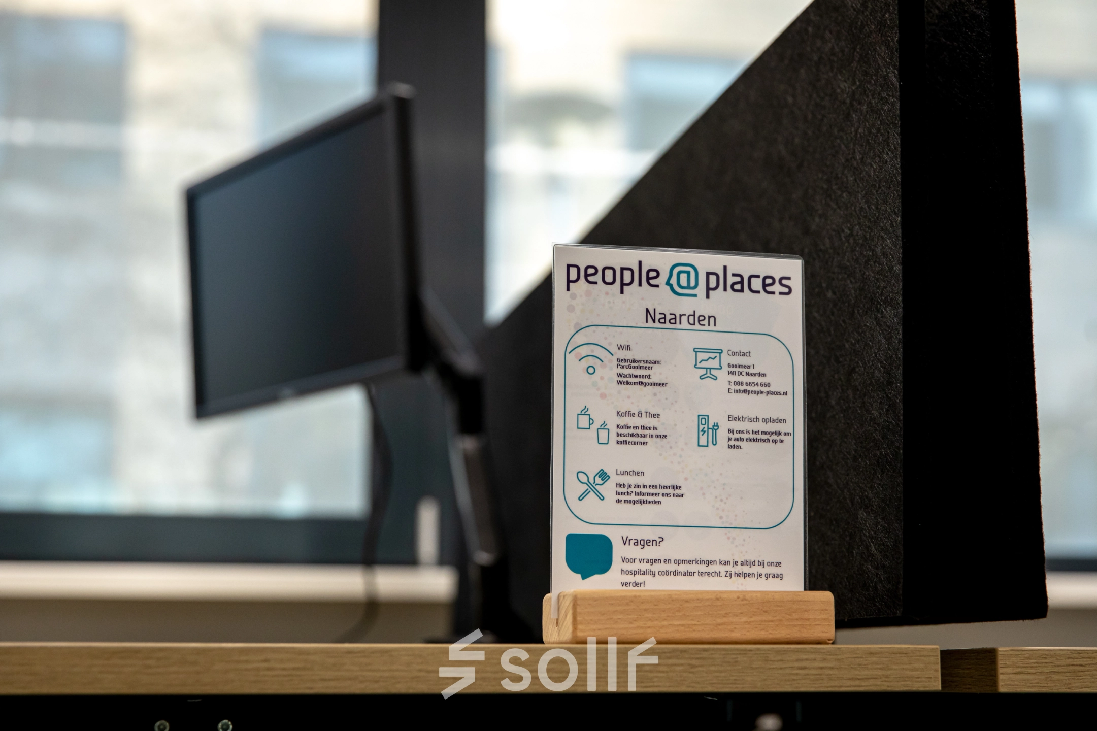 Moderne kantoorruimte huren in Naarden aan het Gooimeer 1, met een strakke werkplek en monitoren op houten bureaus. Inspirerende omgeving voor professionele activiteiten.