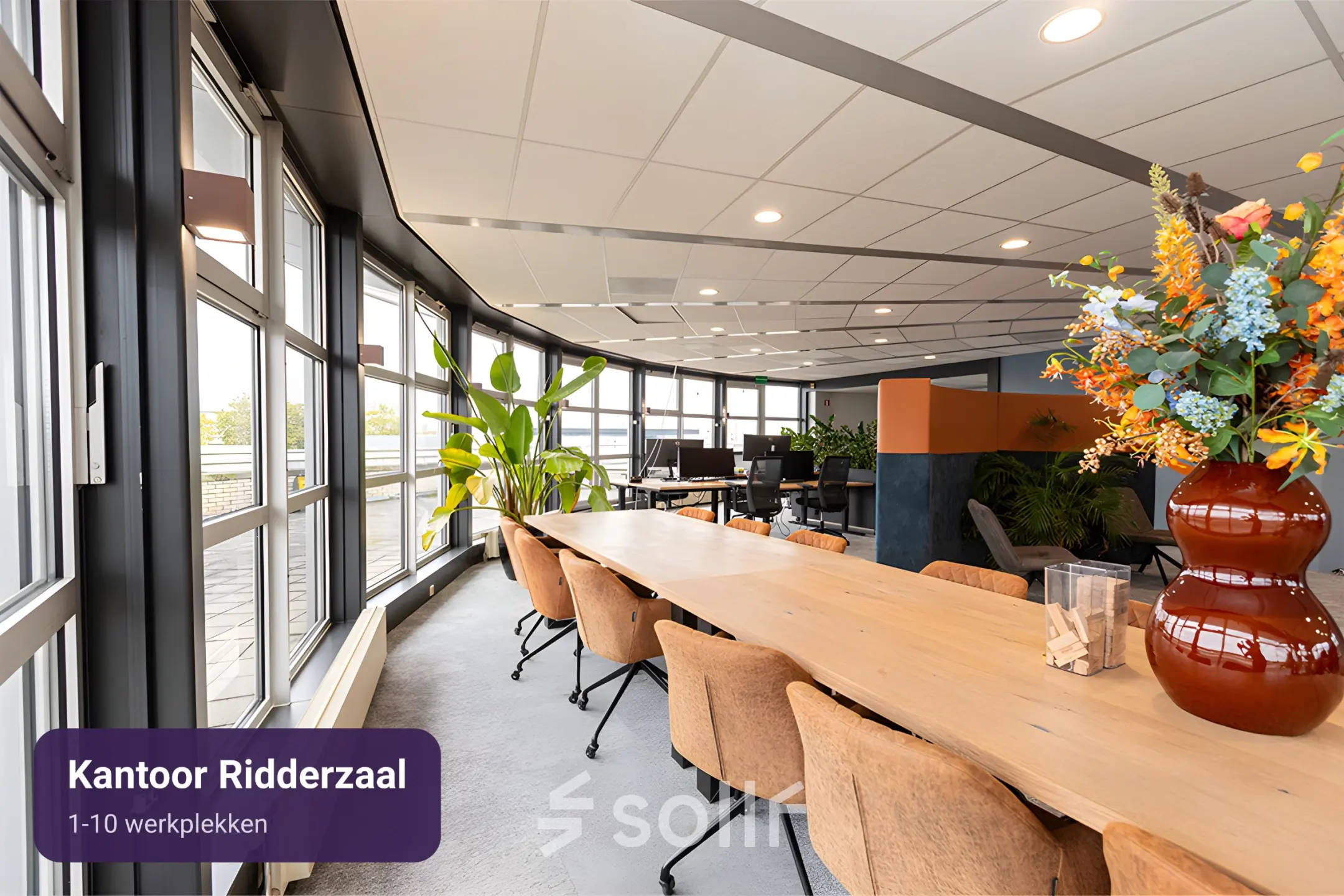 Grote, lichte kantoorruimte aan de Patroonstraat 13, Nijkerk, met moderne inrichting en lange tafel voor vergaderingen. Ideaal om kantoorruimte te huren voor zakelijke activiteiten.