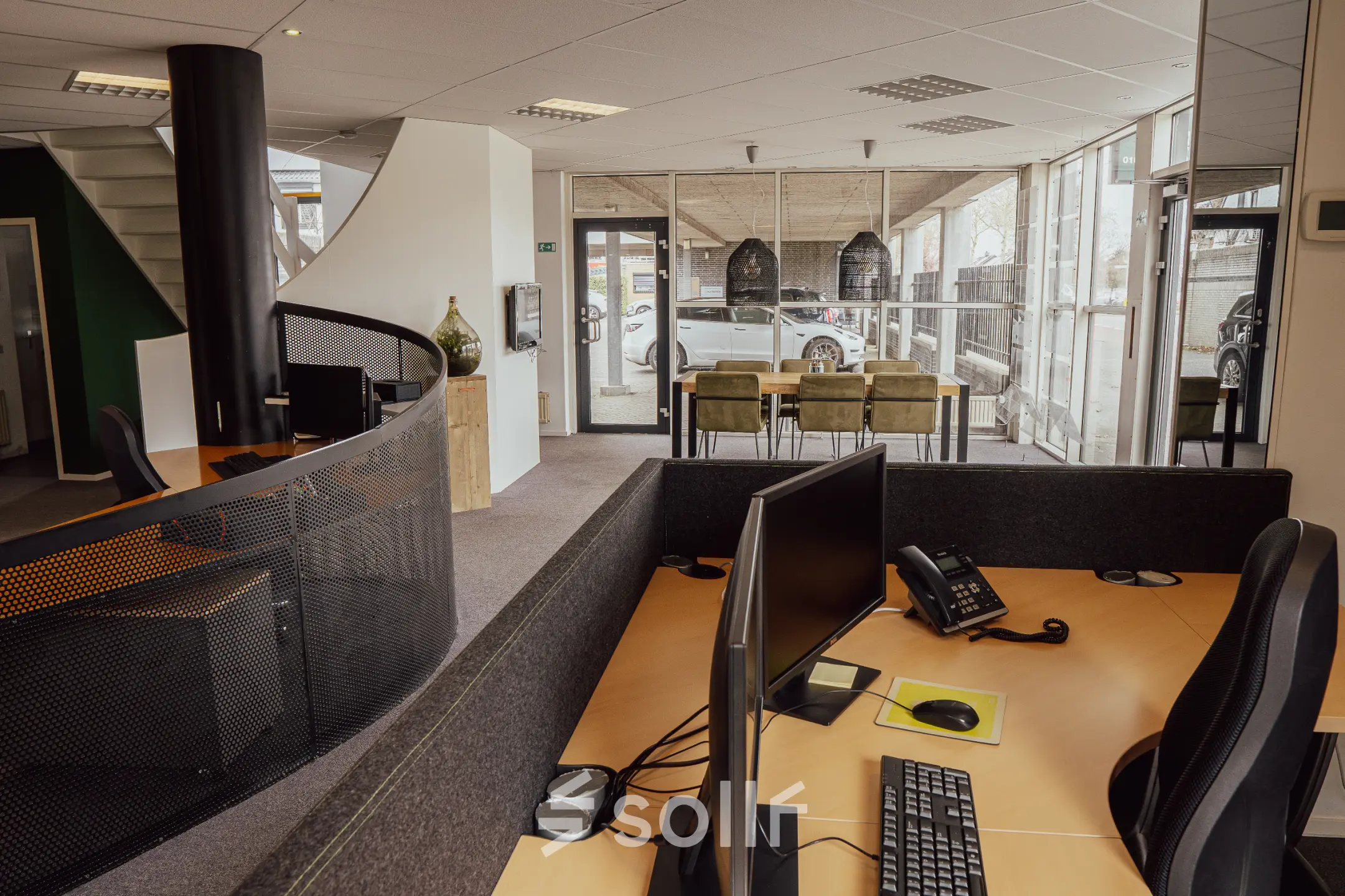 Moderne kantoorruimte huren in het kantoorpand aan de Abdis van Thornstraat 74, Oosterhout Nb. De ruimte beschikt over werkplekken en gemeubileerd interieur en biedt een lichte en functionele omgeving.