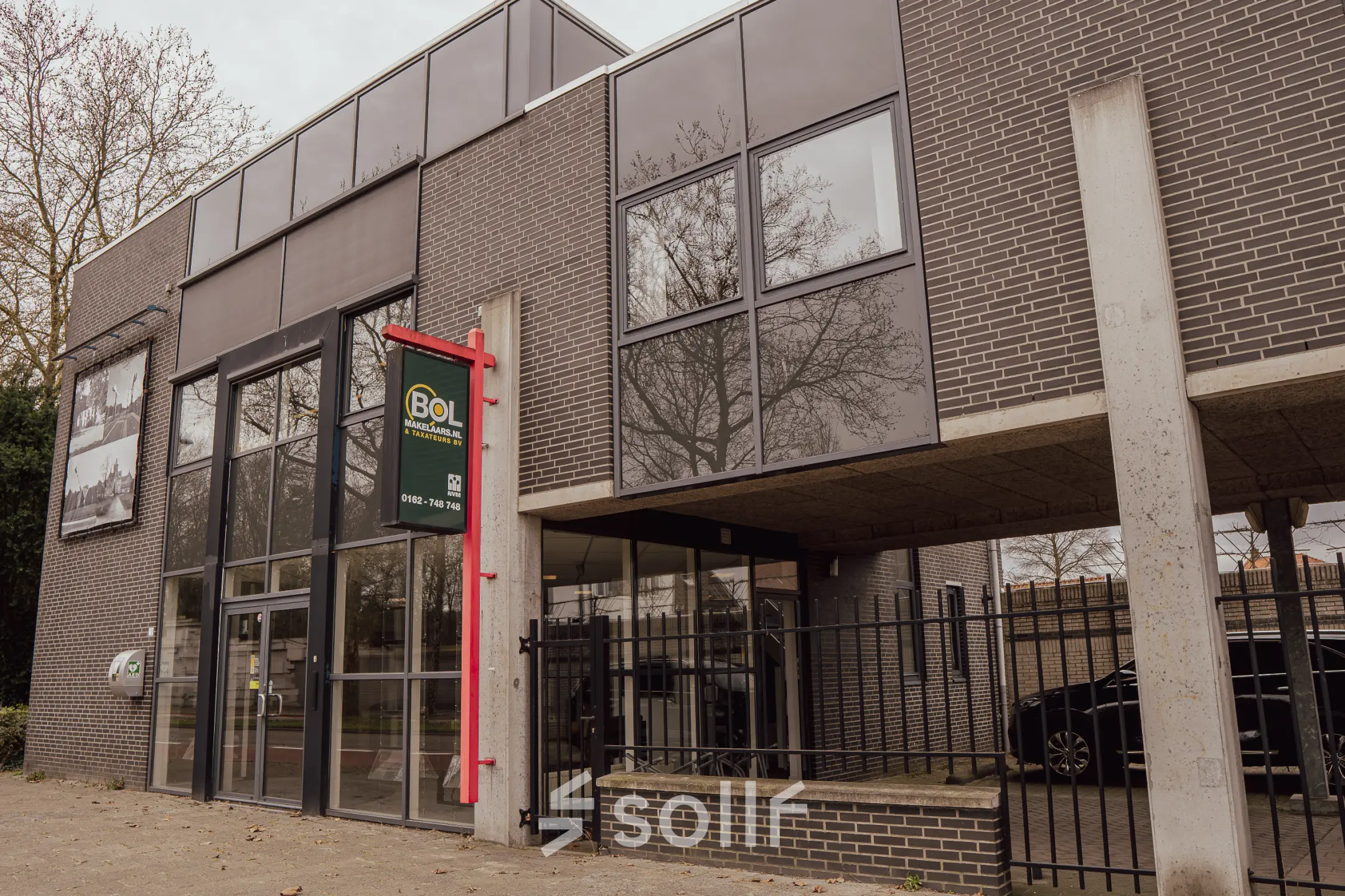 Zakelijk kantoorpand gelegen op Abdis van Thornstraat 74 in Oosterhout Nb, met een moderne gevel voor kantoorruimte huren.
