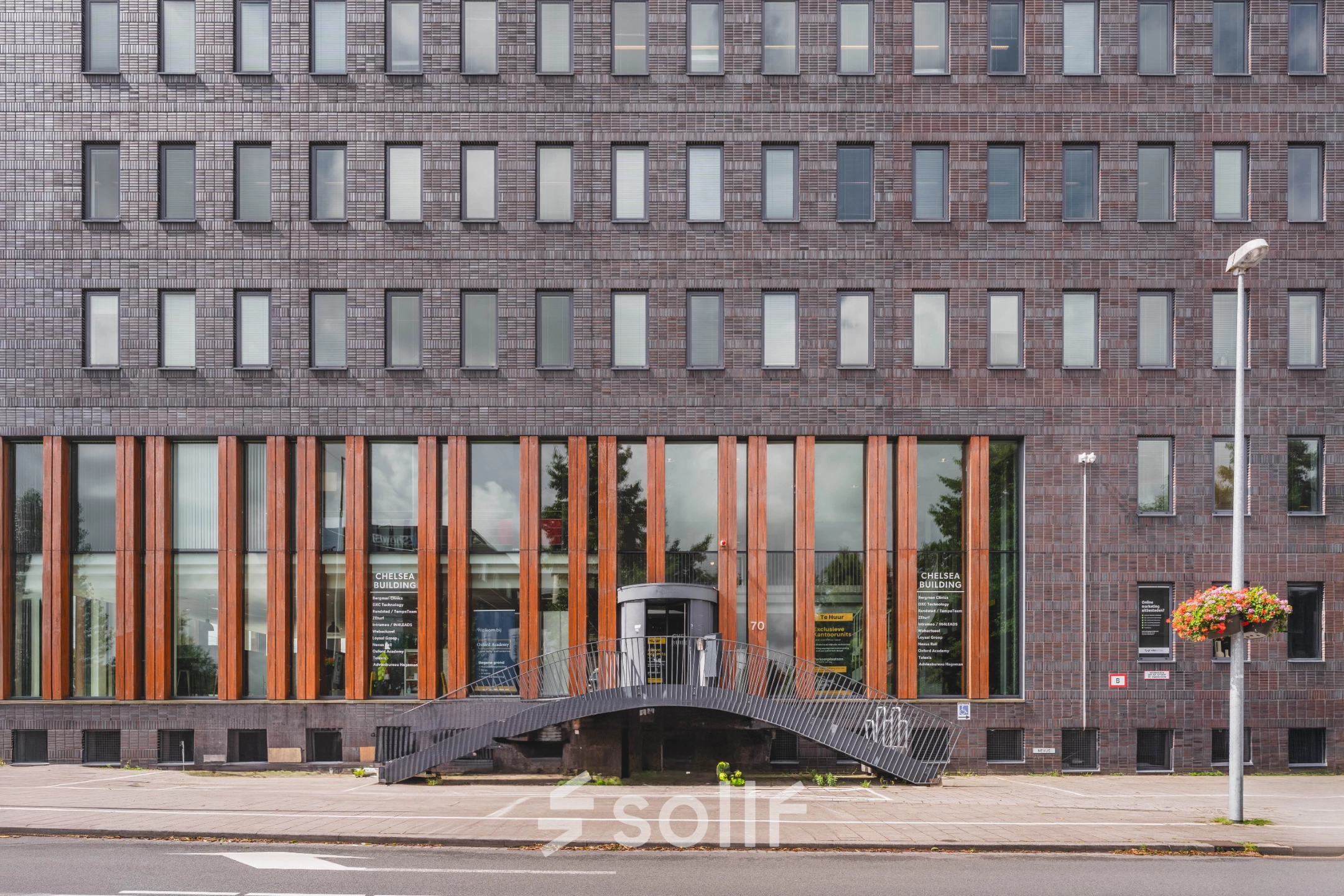 Modern kantoorpand aan Laan van Zuid Hoorn 70, Rijswijk, met strakke gevel en veel ramen. Ideaal voor kantoorruimte huren.
