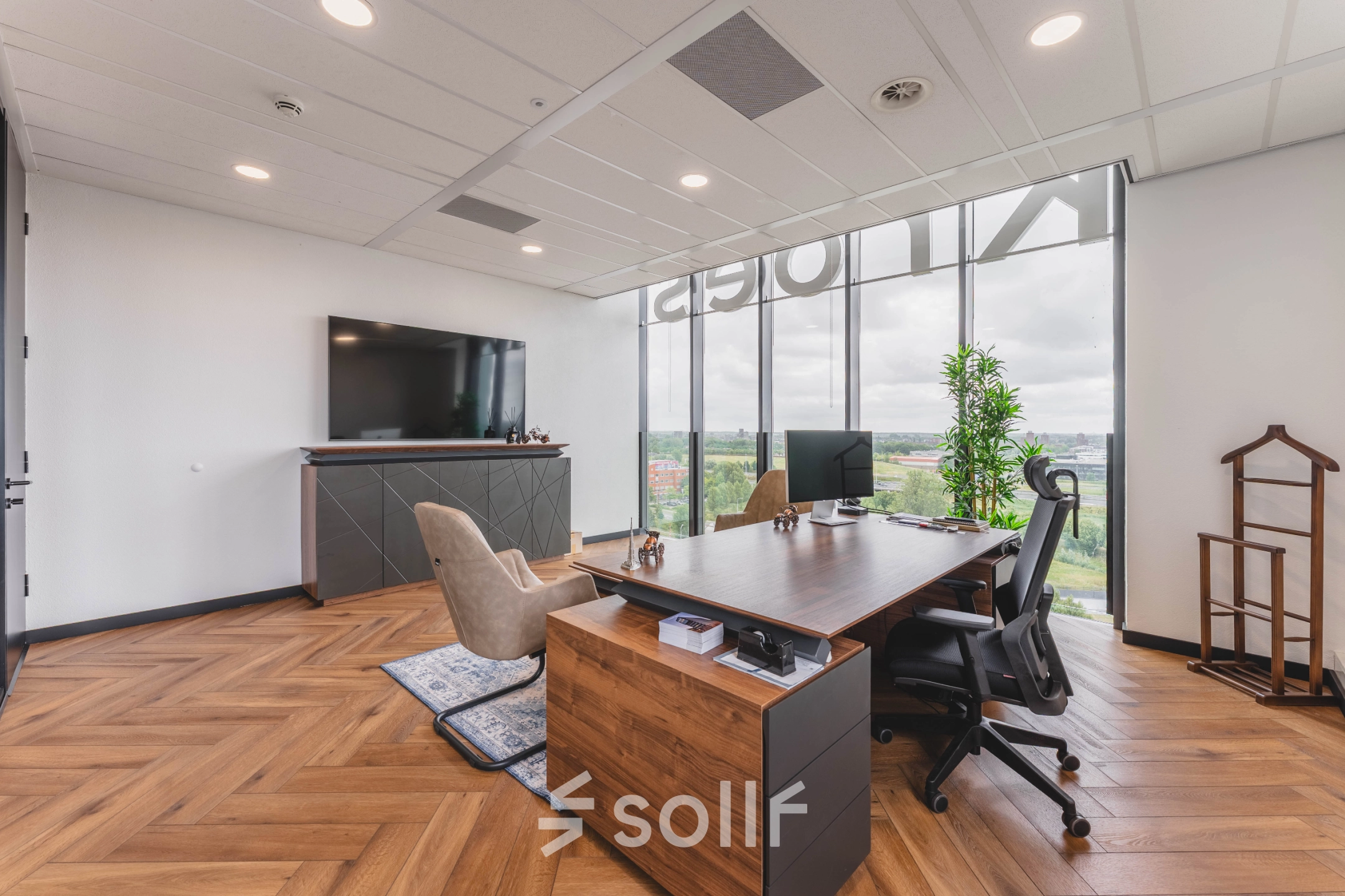Moderne kantoorruimte huren op Laan van Zuid Hoorn 70, Rijswijk, met gestyled interieur, houten vloer en natuurlijk licht via grote ramen.