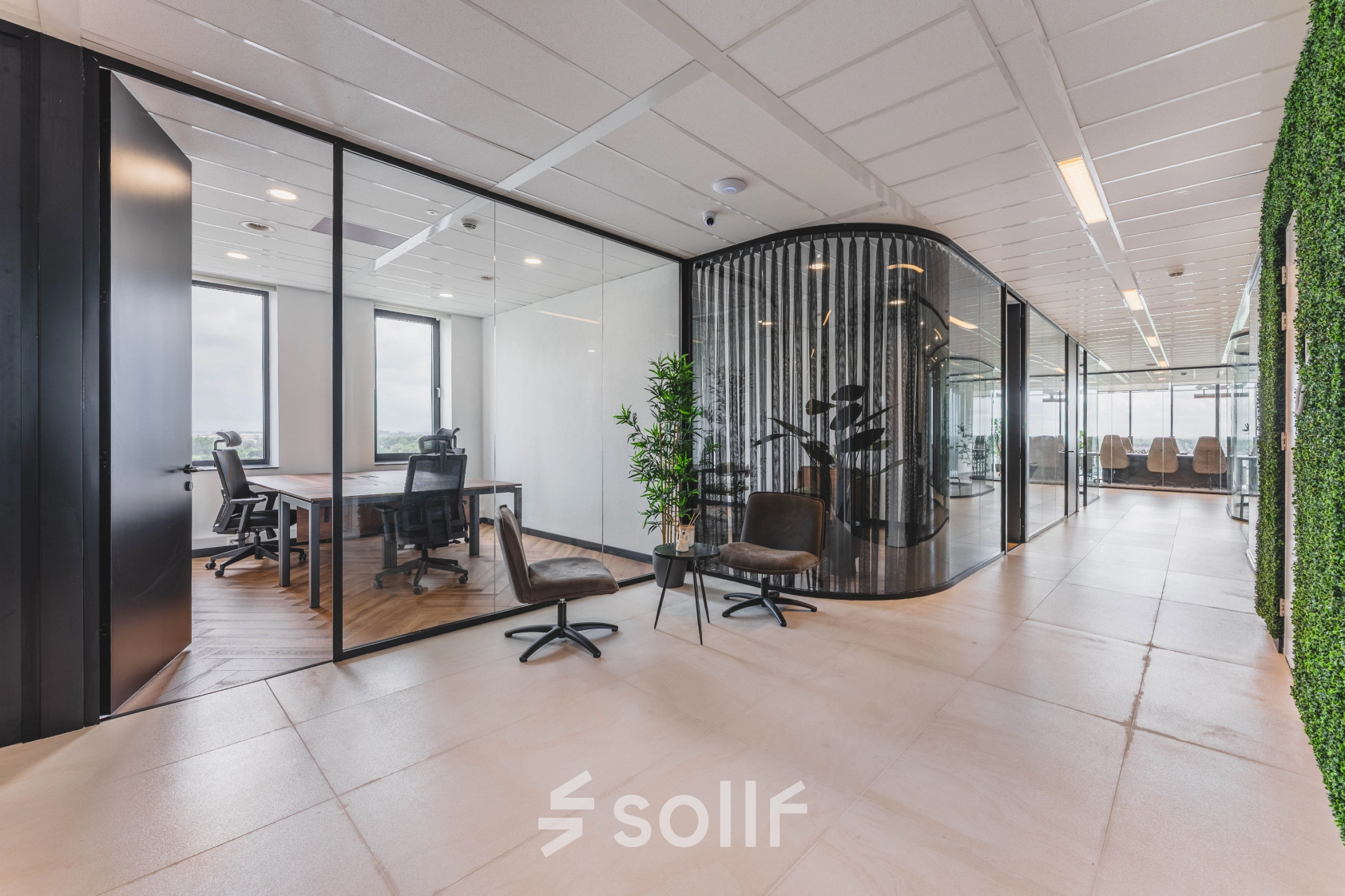 Moderne kantoorruimte op Laan van Zuid Hoorn 70, Rijswijk, met glazen wanden en een gemeubileerd interieur, geschikt voor werkvergaderingen. Ideaal voor kantoorruimte huren met stijlvolle uitstraling.