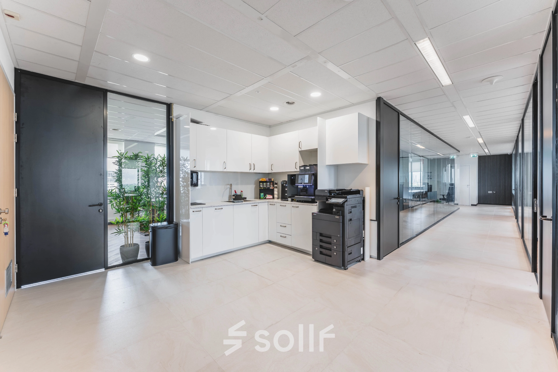Moderne kantoorruimte aan de Laan van Zuid Hoorn 70 in Rijswijk, met een gemeubileerde pantry en glazen wanden voor een open sfeer. Ideale ruimte om te huren voor diverse kantooractiviteiten.