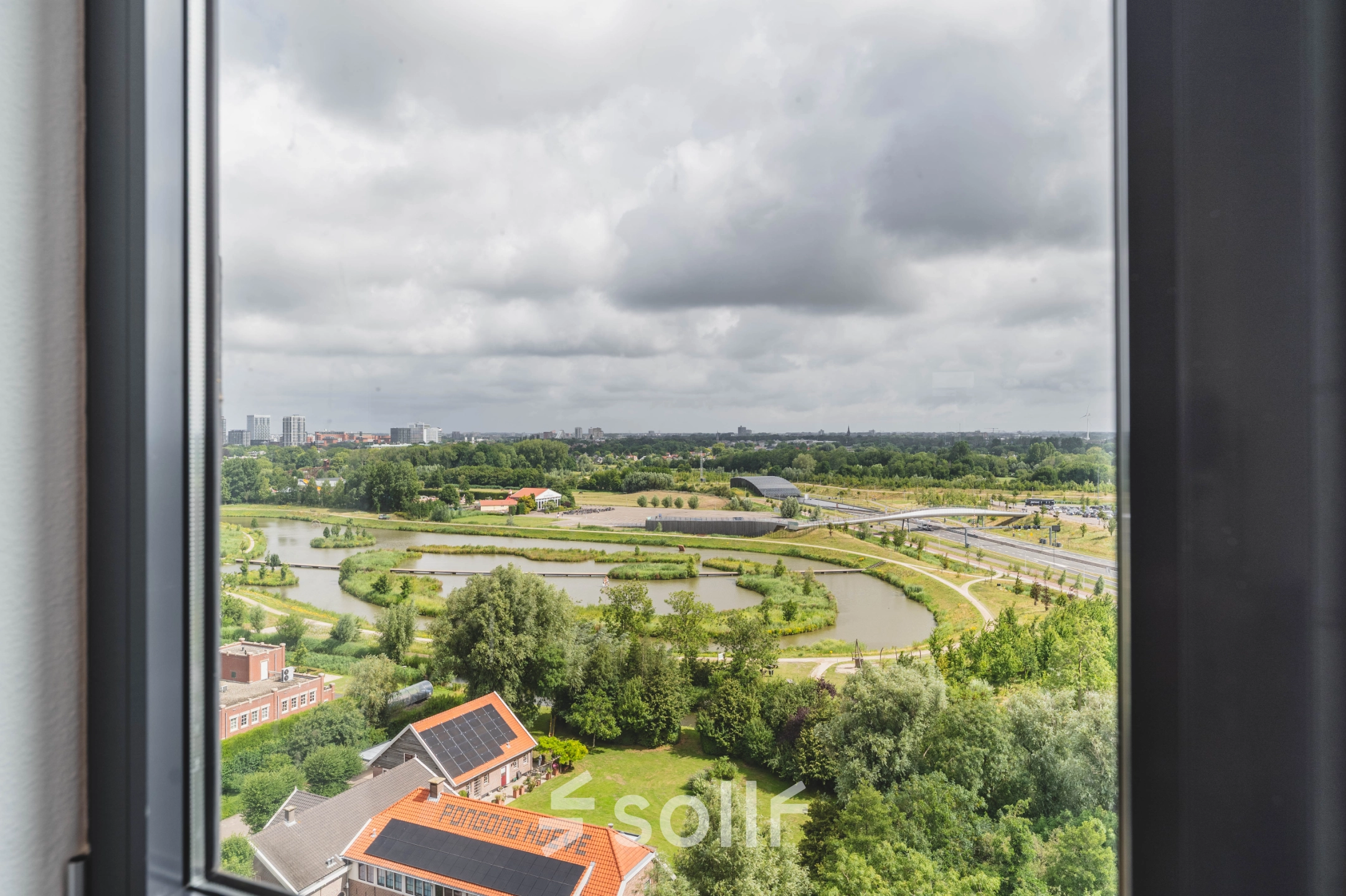 Uitzicht vanuit het kantoor op het groene landschap in Rijswijk bij Laan van Zuid Hoorn 70.