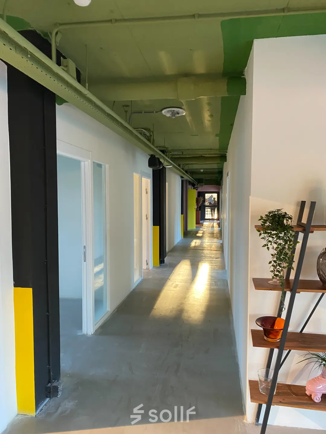 Kantoorpand aan de Volmerlaan 7 in Rijswijk met lange, lichte gang en modern industrieel ontwerp. Bekijk de mogelijkheden voor kantoorruimte huren.