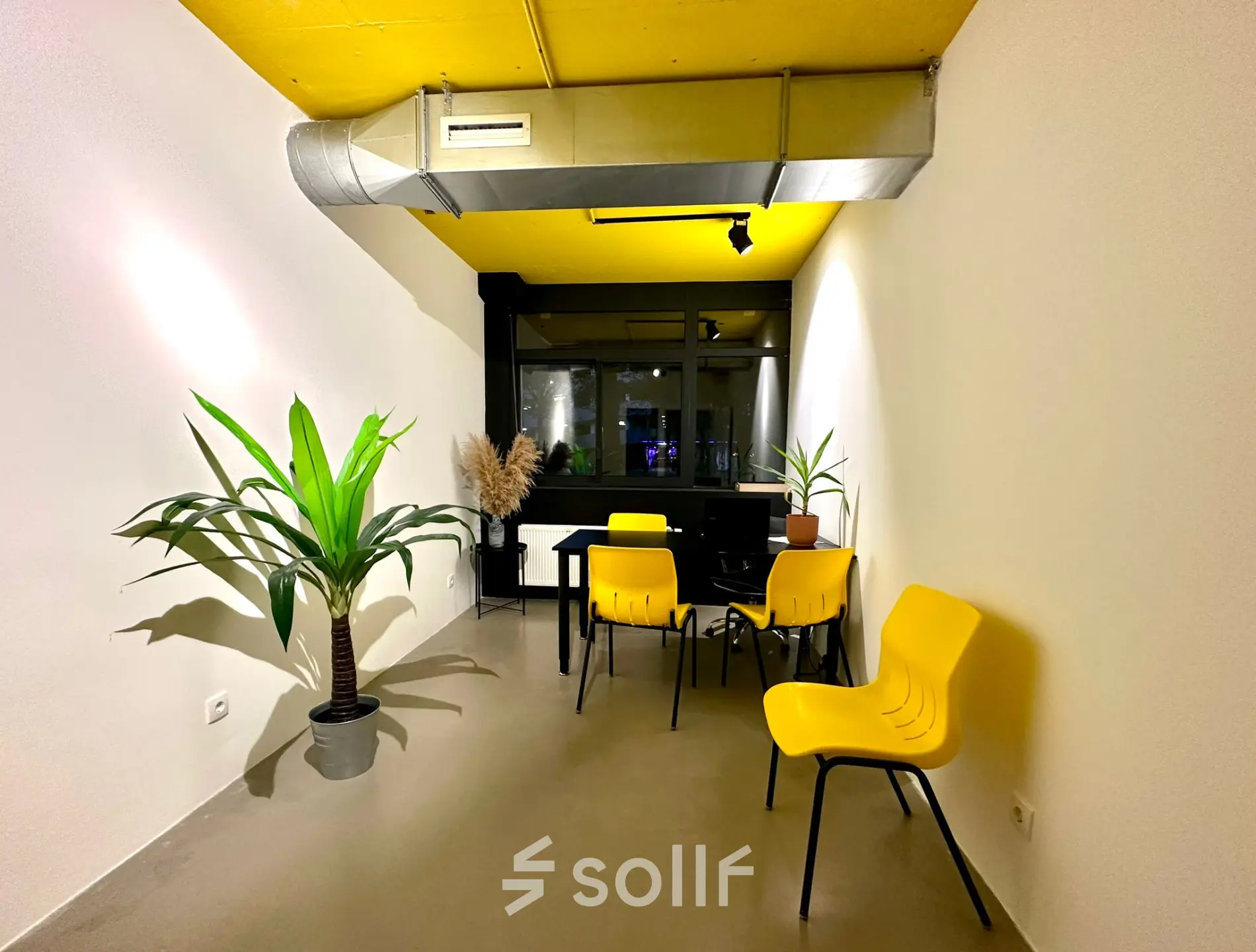 Kantoorruimte huren op Volmerlaan 7 in Rijswijk, voorzien van gele stoelen, planten en een bureau, ideaal voor creatieve werkervaringen.