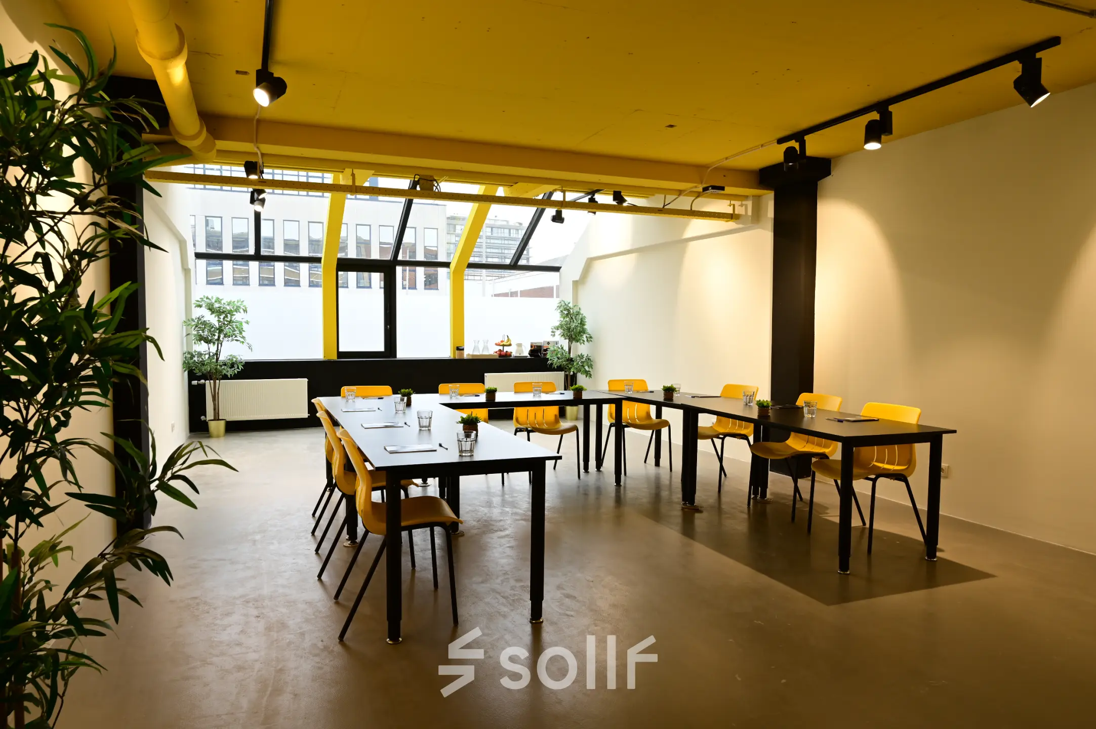 Moderne kantoorruimte te huur op Volmerlaan 7, Rijswijk, met ruime opstelling van tafels en stoelen. Ideaal voor vergaderingen of teamwork in een lichte en inspirerende setting.