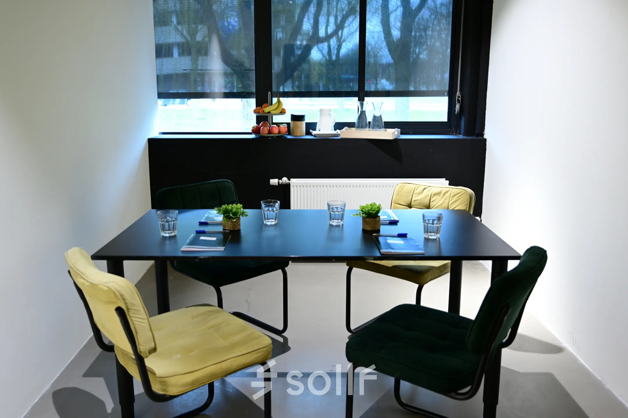 Moderne vergaderruimte met een strakke tafel en comfortabele stoelen, klaar voor gebruik. Perfect voor kantoorruimte huren in Rijswijk aan de Volmerlaan 7.