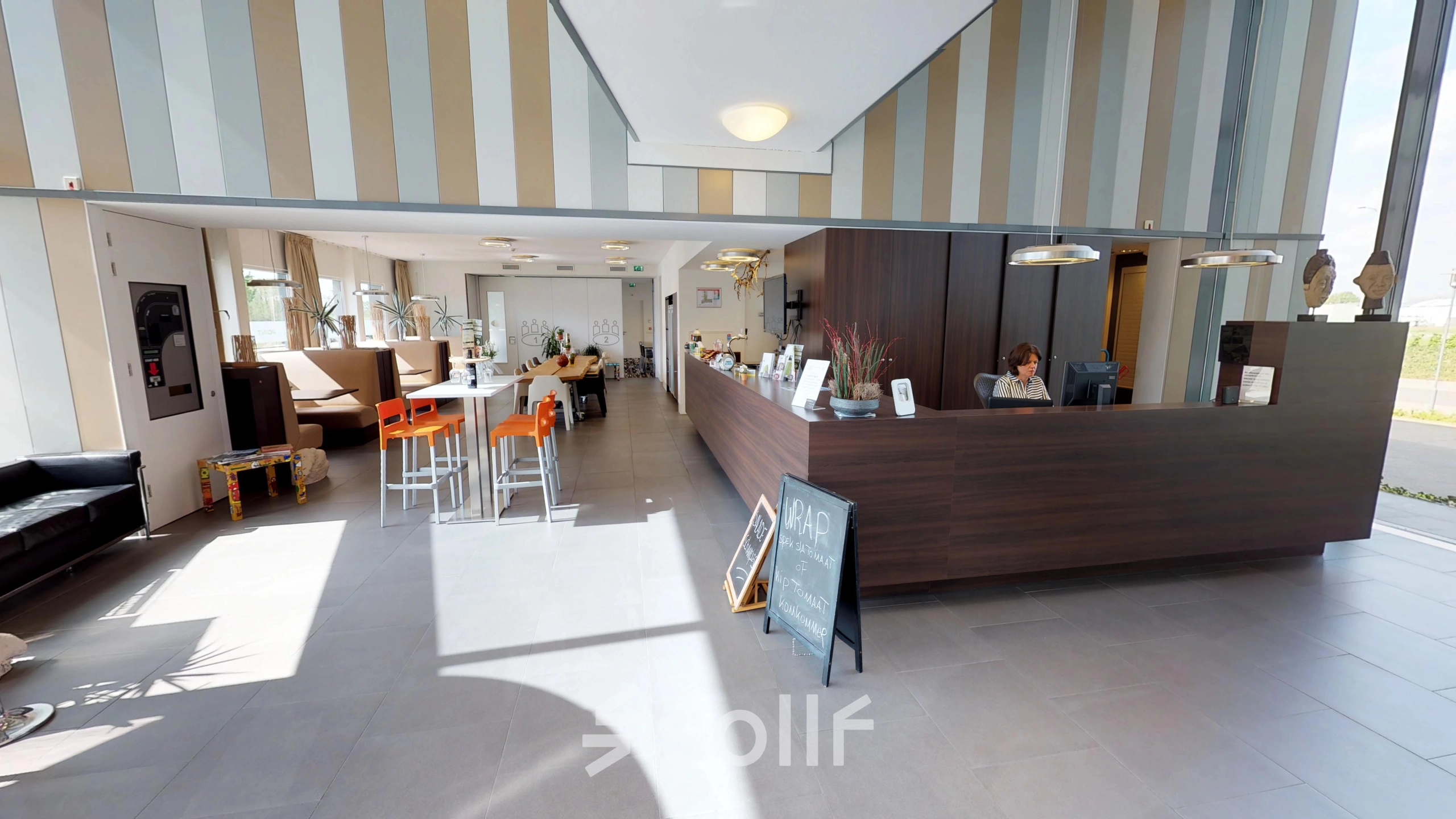 Ruime en gemeubileerde kantoorruimte in Roermond met een moderne receptie en veel lichtinval. Ideaal voor wie een kantoorpand wil huren op Boven de Wolfskuil 3.