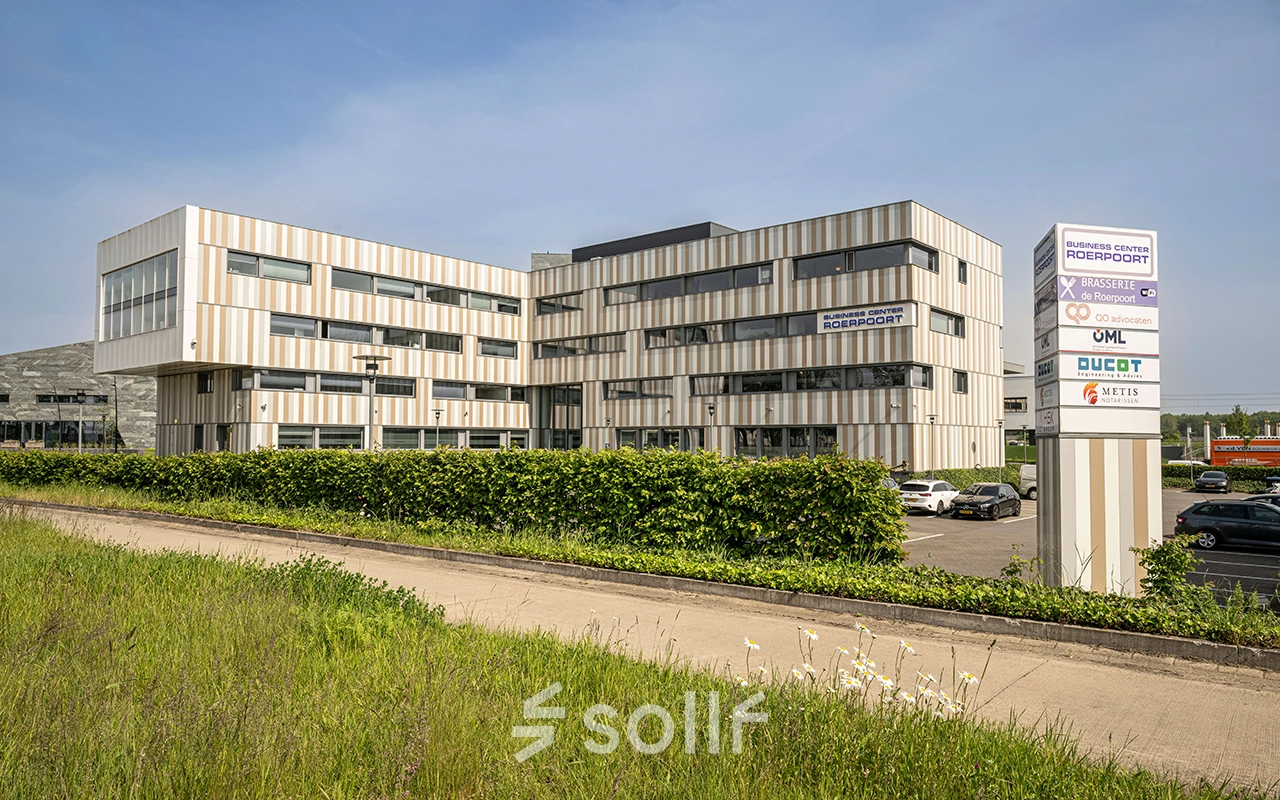 Kantoorpand op Boven de Wolfskuil 3 in Roermond, met meerdere verdiepingen en een moderne uitstraling, beschikbaar voor kantoorruimte huren.