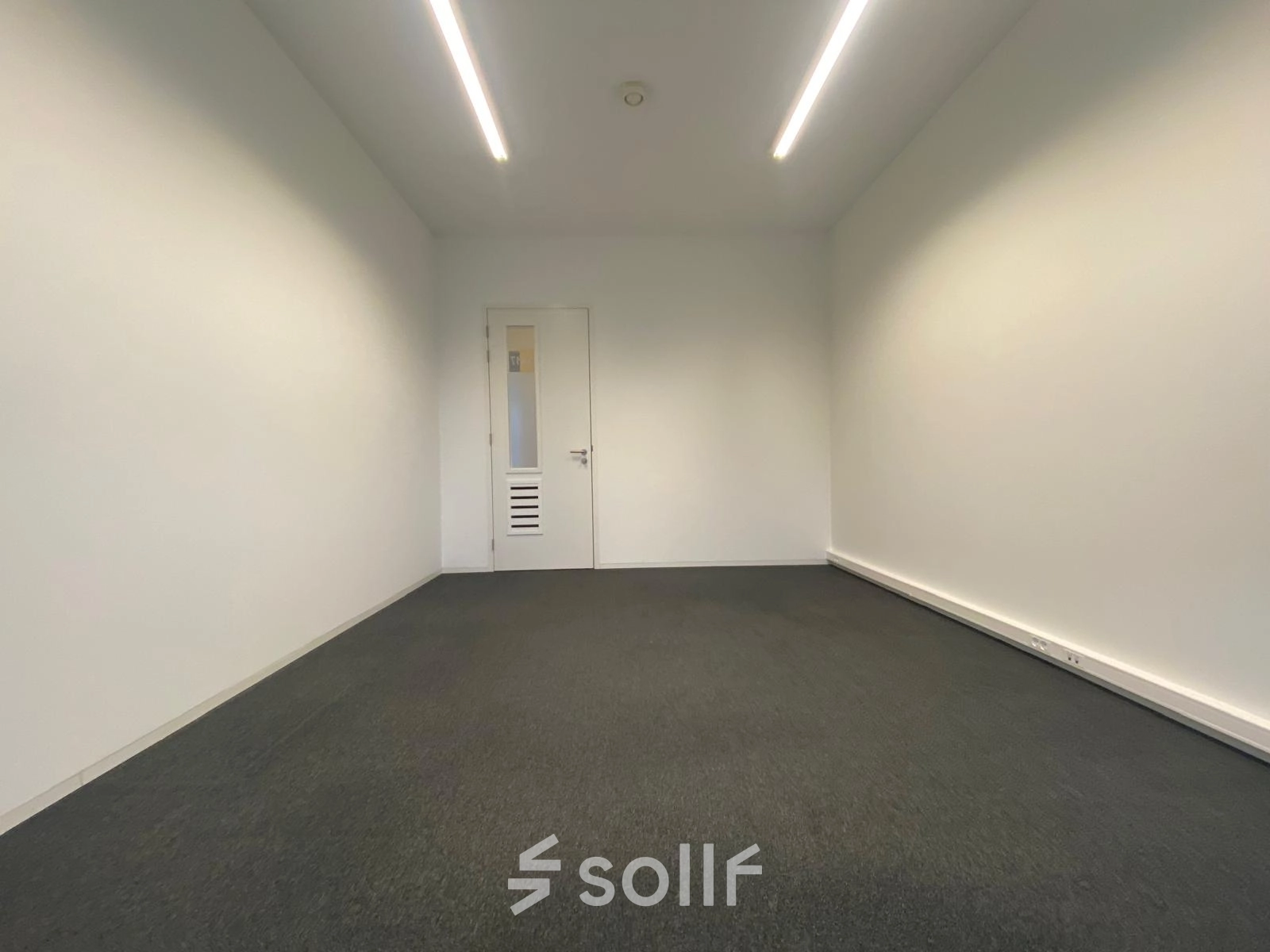 Leeg kantoorpand op Boven de Wolfskuil 3, Roermond zonder meubels, geschikt voor kantoorruimte huren of aanpassing naar eigen wens.