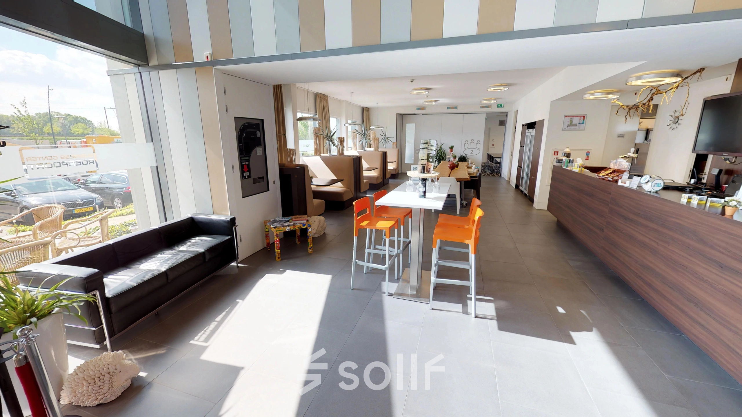 Kantoorruimte te huur in Roermond met moderne inrichting, hoge ramen en een uitnodigende sfeer. Het kantoorpand heeft comfortabele zitplaatsen en een gemeubileerd interieur. Ideaal voor werk of informele bijeenkomsten.