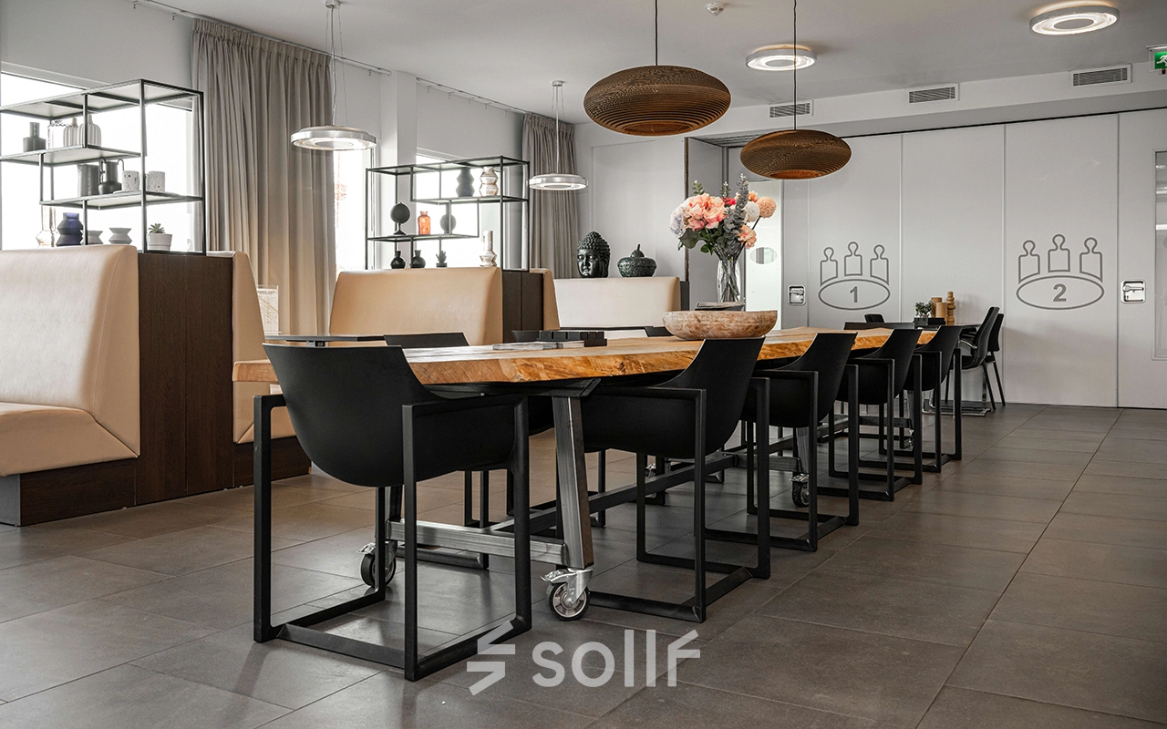 Moderne kantoorruimte in een kantoorpand op Boven de Wolfskuil 3, Roermond, met stijlvolle tafels en stoelen, ideaal voor wie kantoorruimte wil huren.