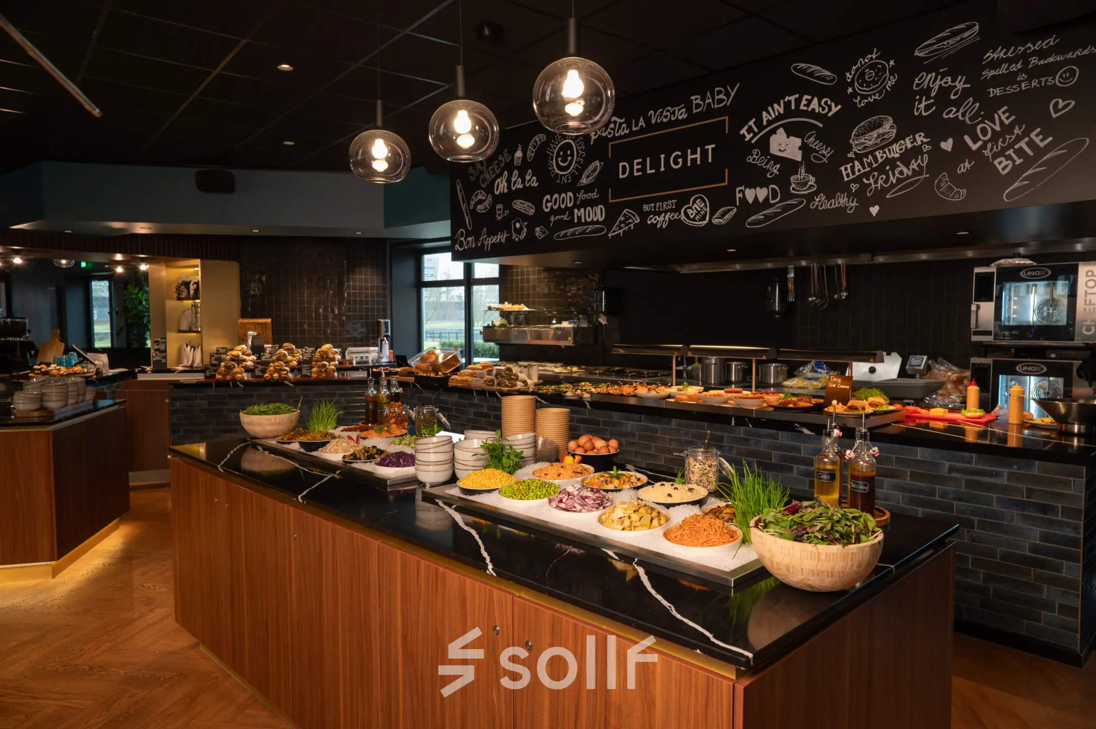 Kantoorruimte huren in Rotterdam Alexander met een moderne ruimte voorzien van een uitgebreid buffet en sfeervolle verlichting.