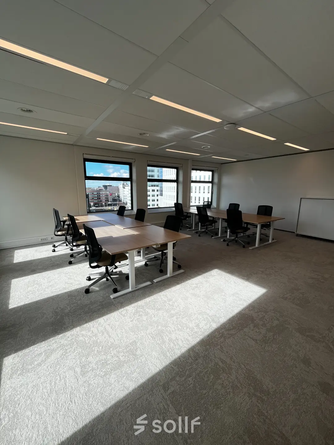 Kantoorruimte huren in een modern kantoorpand op George Hintzenweg 77 - 89, Rotterdam Alexander. Voorzien van ruime werkplekken en grote ramen voor natuurlijk licht.