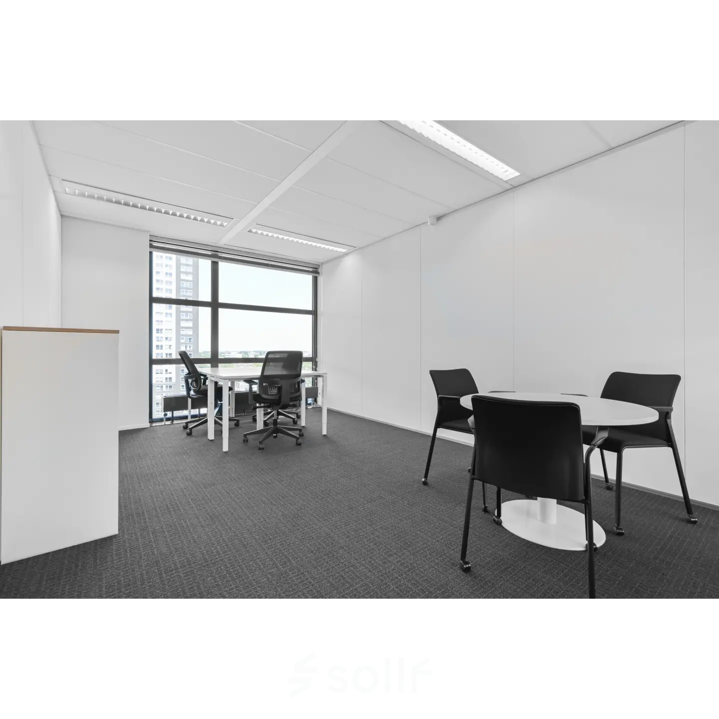 Moderne kantoorruimte te huur in Rotterdam Centraal Station, Weena 290, met grote ramen en stijlvolle meubels voor een professionele werkervaring.