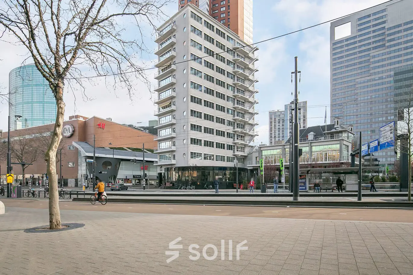 Buitenkant van het kantoorpand aan Coolsingel 104 in Rotterdam Centrum met moderne architectuur en zicht op omliggende gebouwen.