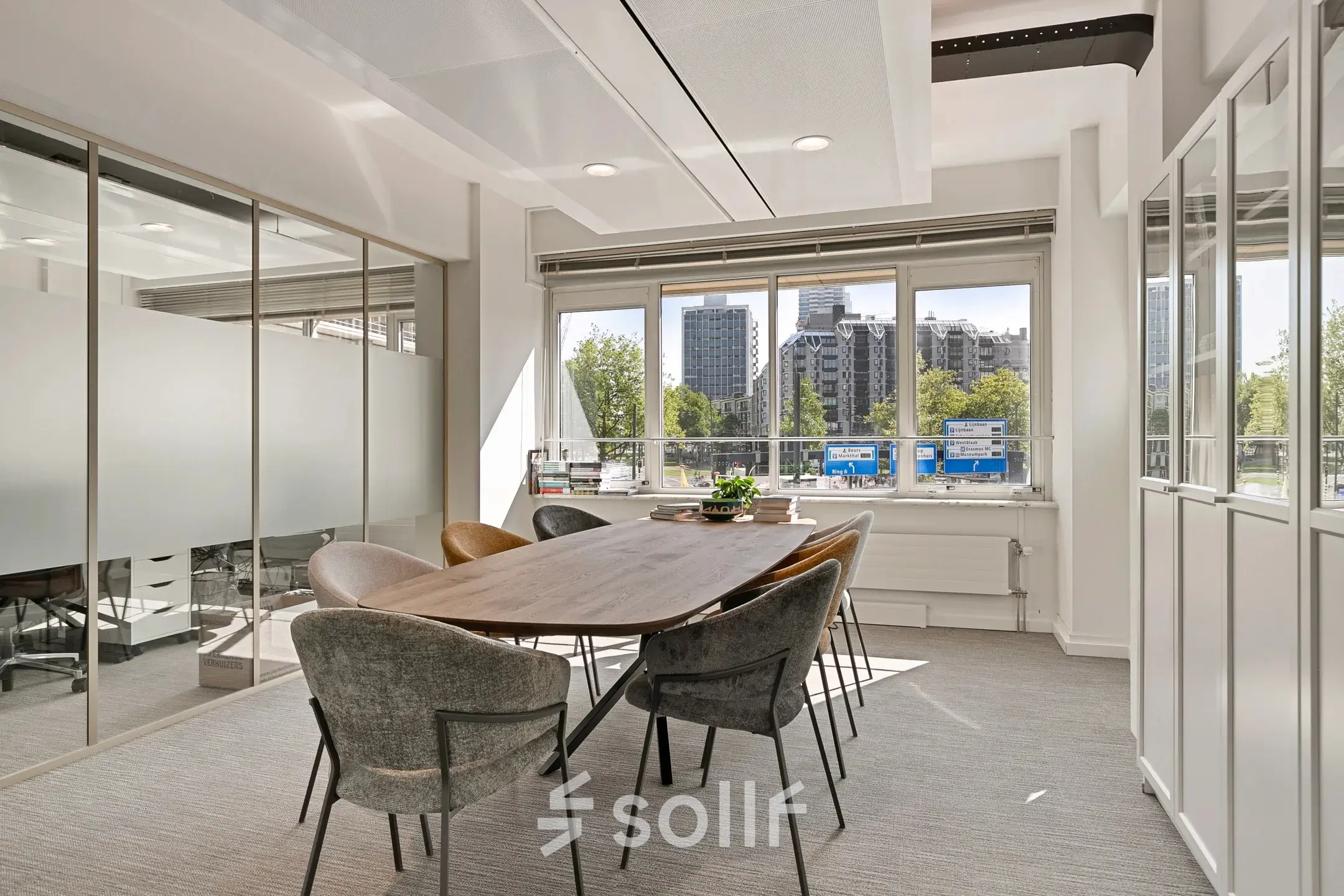 Lichte kantoorruimte te huur op Coolsingel 104 in Rotterdam Centrum met moderne vergadertafel en stoelen, grote ramen en uitzicht op de stad.