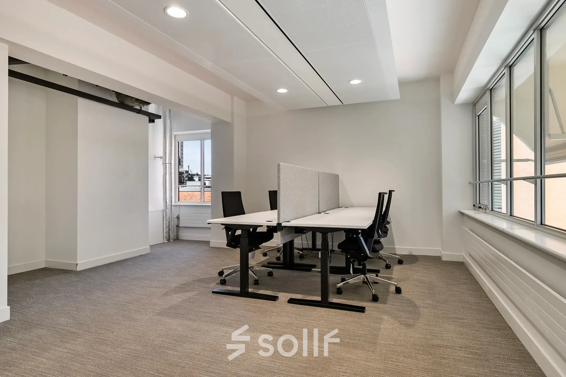Lichte kantoorruimte op Coolsingel 104, Rotterdam Centrum, met vier bureaus en moderne stoelen gericht op een heldere werkplek. Geschikt voor kantoorruimte huren.