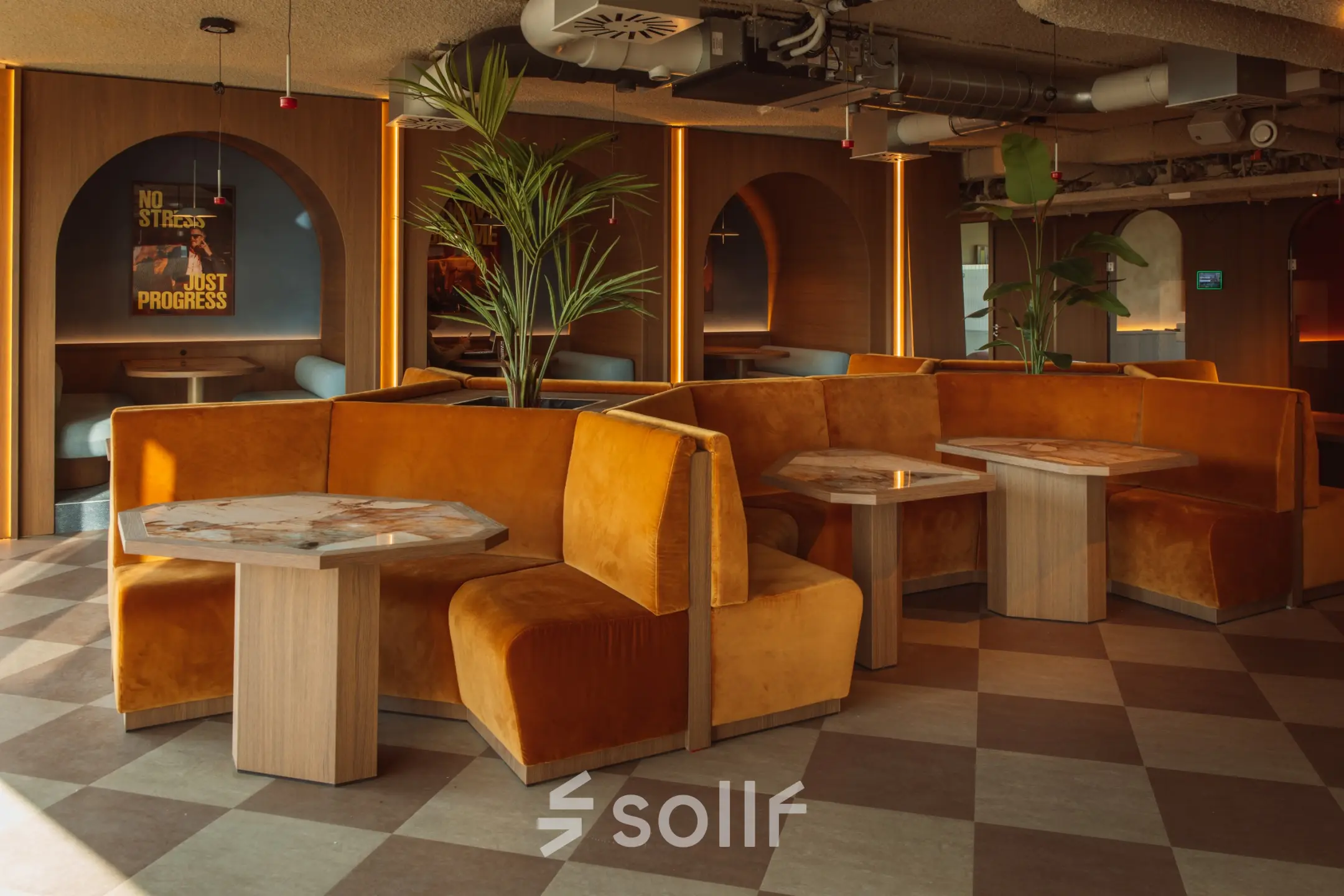 Moderne kantoorruimte huren in Rotterdam Centrum aan Coolsingel 139 met stijlvolle, gemeubileerde zitbanken en tafels in een warme sfeer.