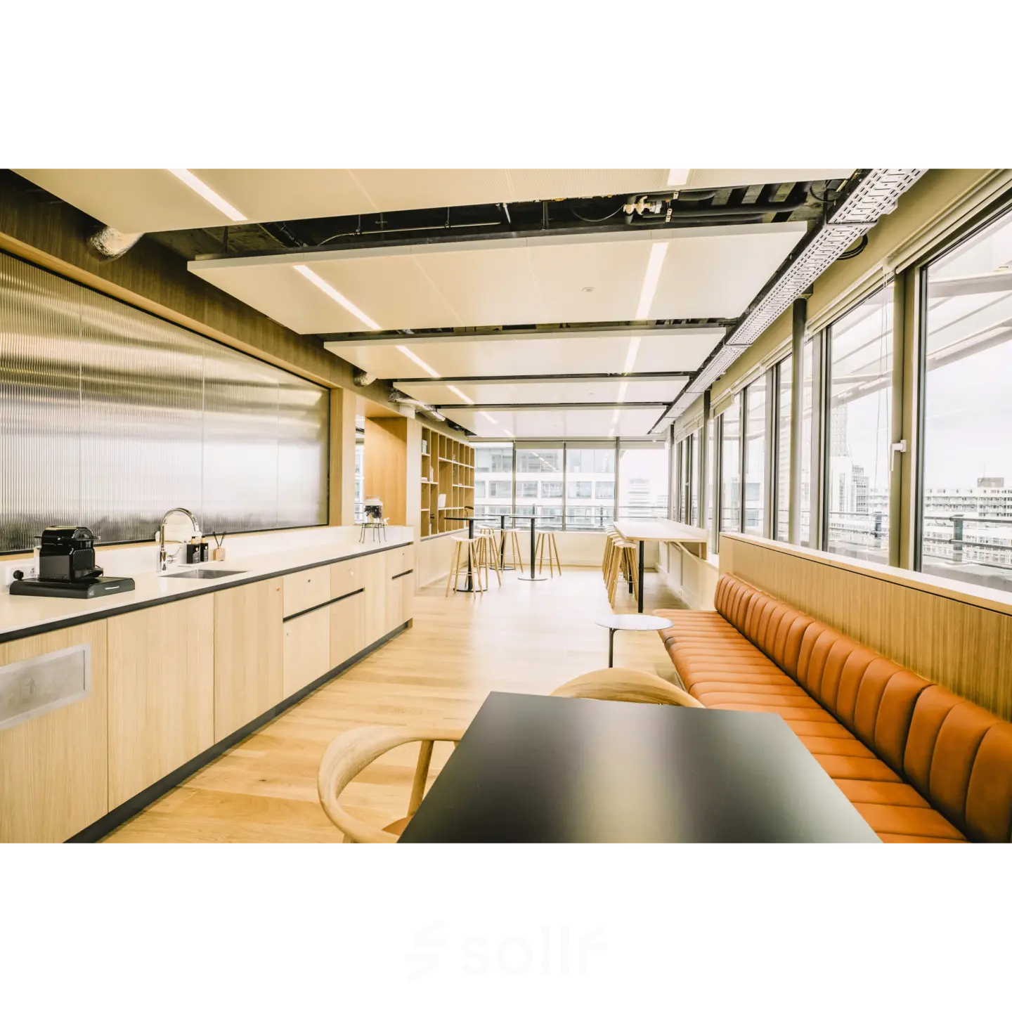 Moderne kantoorpand op Coolsingel 65, Rotterdam Centrum met stijlvolle zithoek, open keuken en grote ramen. Ideaal voor kantoorruimte huren met veel licht en comfort.