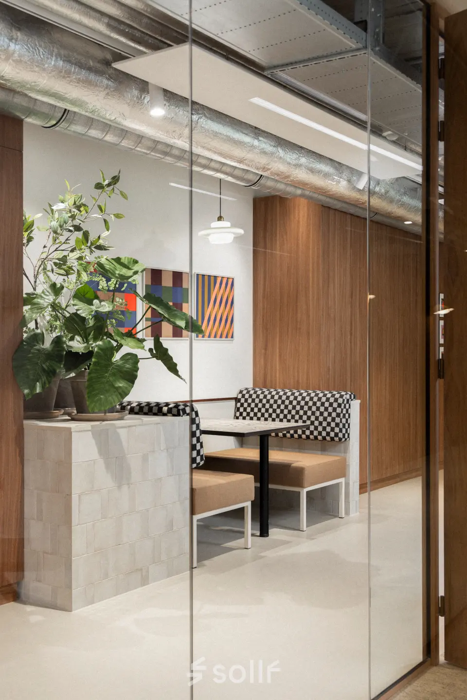 Moderne kantoorruimte in kleurrijk kantoorpand, Stadhuisplein 9-23 in Rotterdam Centrum, met stijlvolle zitjes en levendige kunstwerken voor een inspirerende werkplek. Ideaal voor bedrijven die een kantoor willen huren.