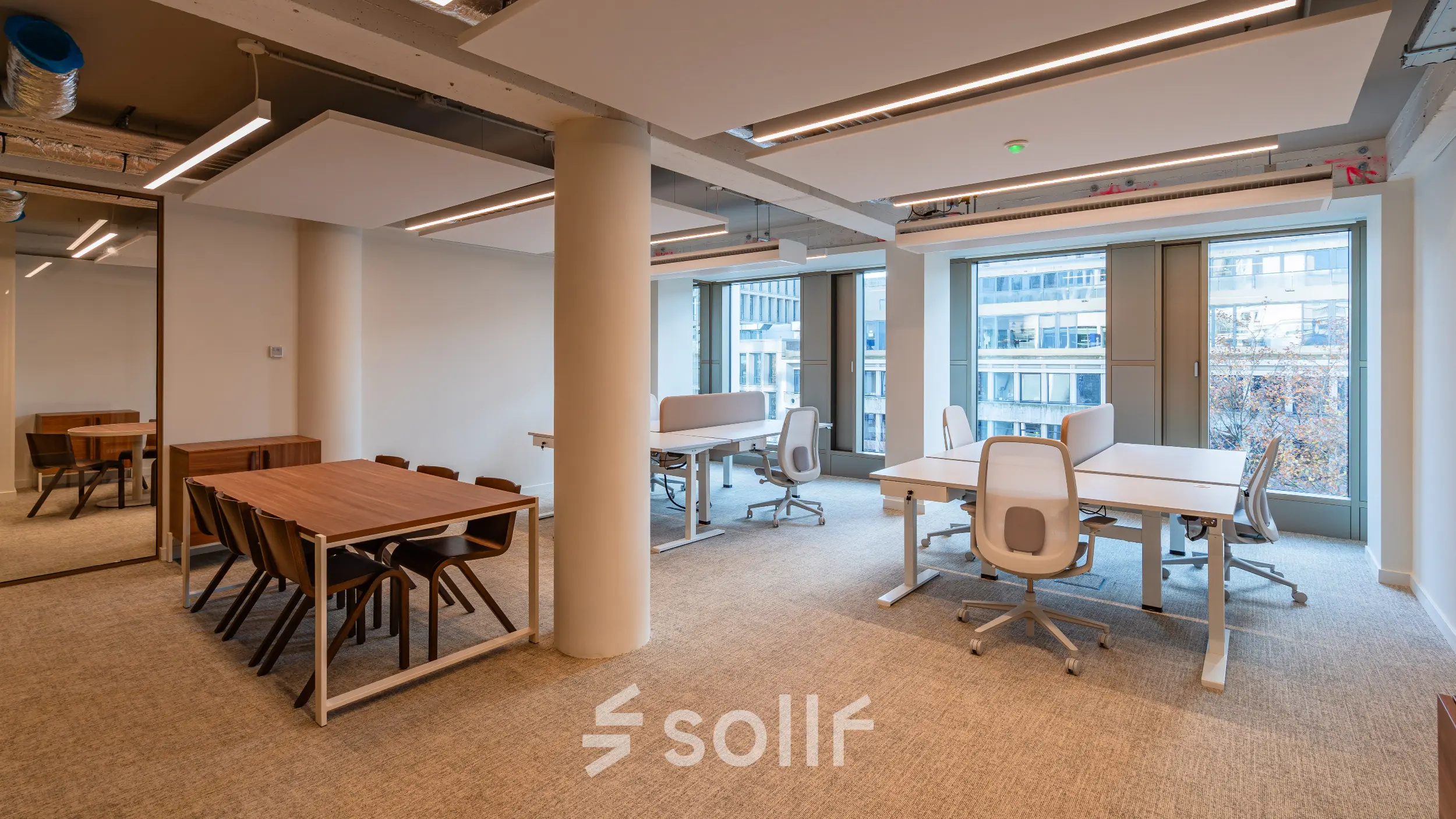 Kantoorpand aan Stadhuisplein 9-23 in Rotterdam Centrum met ruime werkplekken om te huren. Het interieur is modern en licht gemeubileerd, met grote ramen die natuurlijke lichtinval bieden voor een frisse werkomgeving.