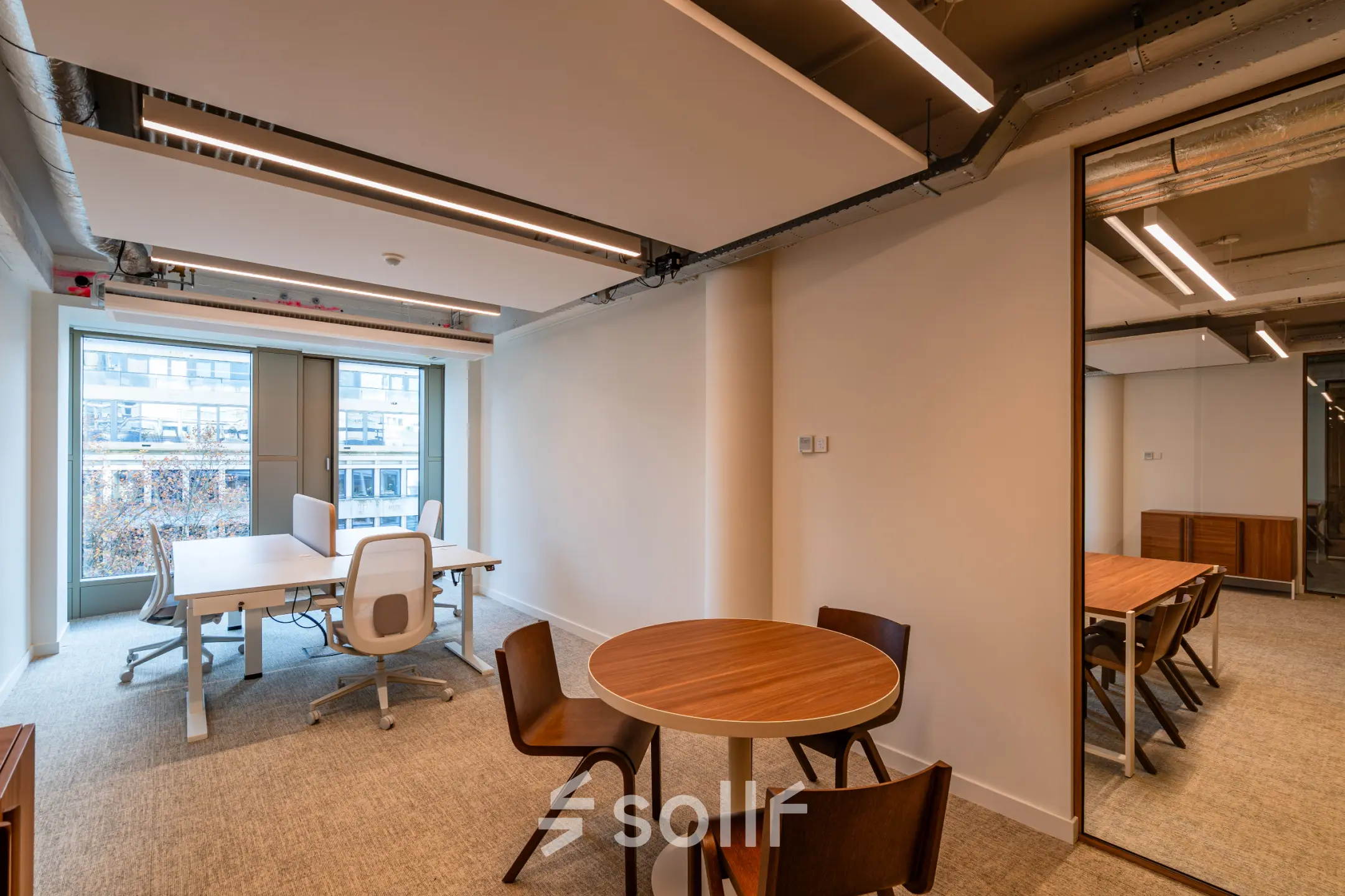 Moderne kantoorruimte te huur op Stadhuisplein 9-23 in Rotterdam Centrum met vergadertafel, bureaus en ergonomische stoelen voor optimaal werken.