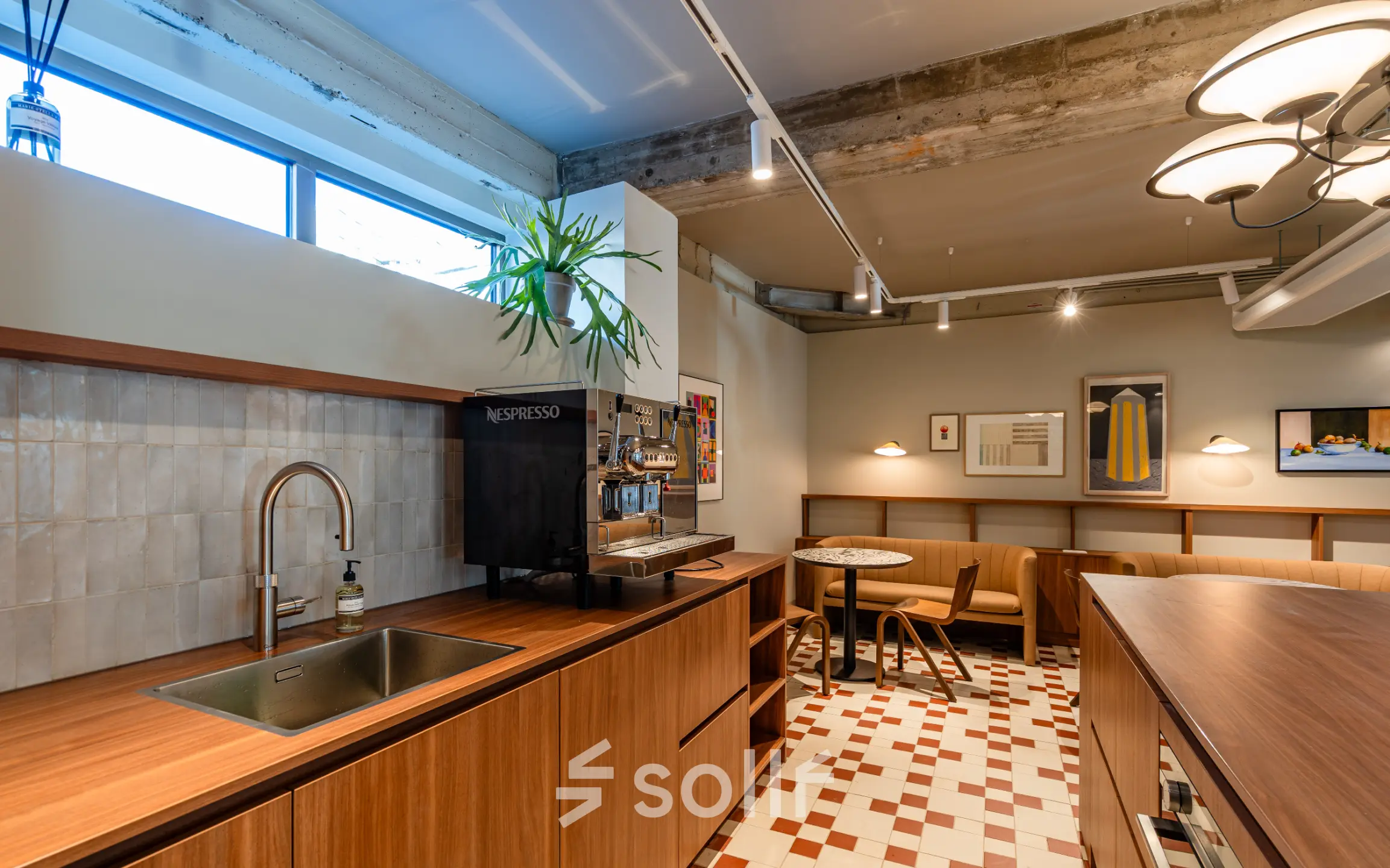 Stijlvolle pantry met houten meubels en moderne koffiezetapparaat in het kantoorpand op Stadhuisplein 9-23 in Rotterdam Centrum, ideaal voor kantoorruimte huren.