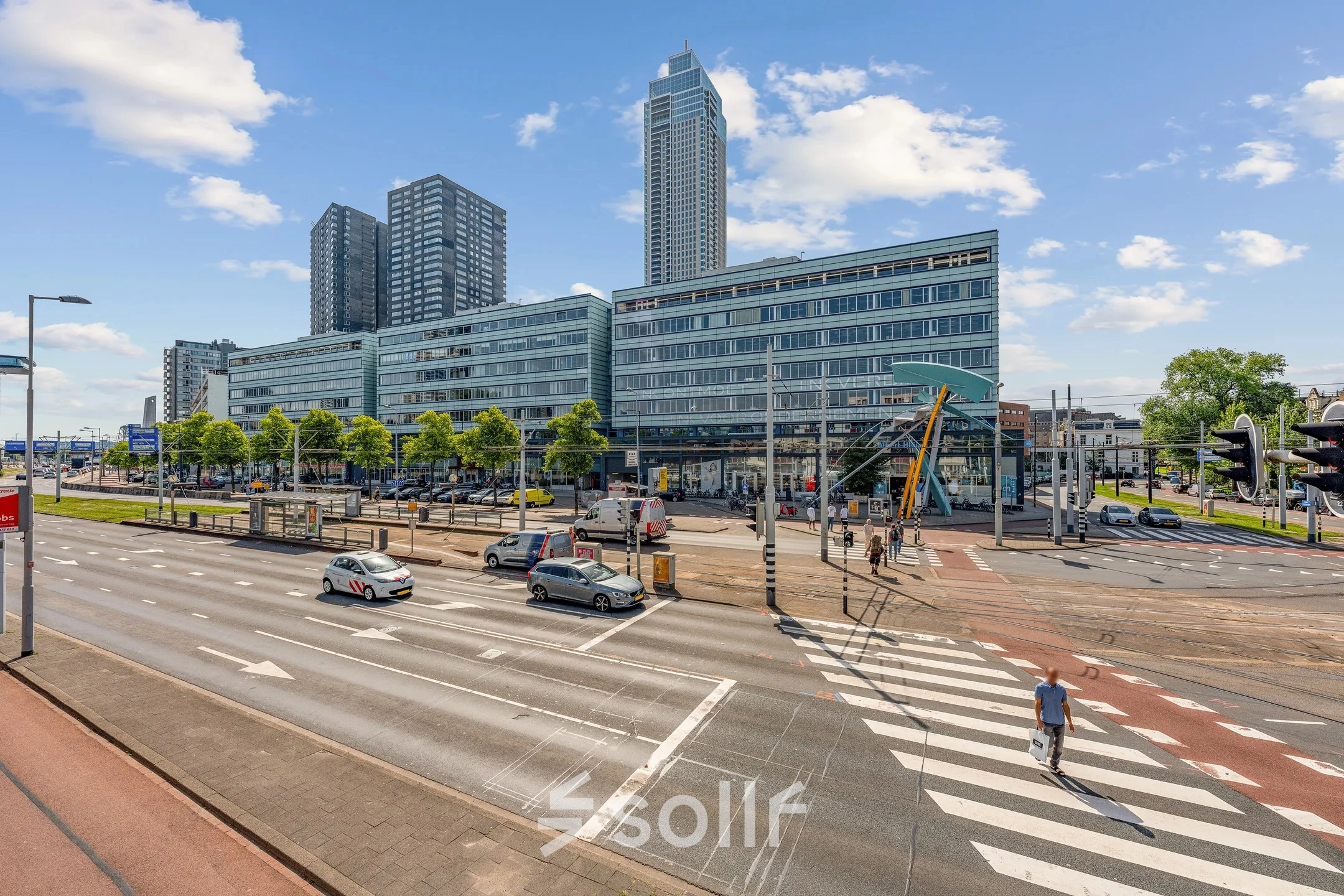 Uitzicht op het kantoorpand aan Vasteland 42-110 in Rotterdam Centrum, met moderne architectuur en omringende wegen. Perfecte locatie voor kantoorruimte huren midden in de stad.
