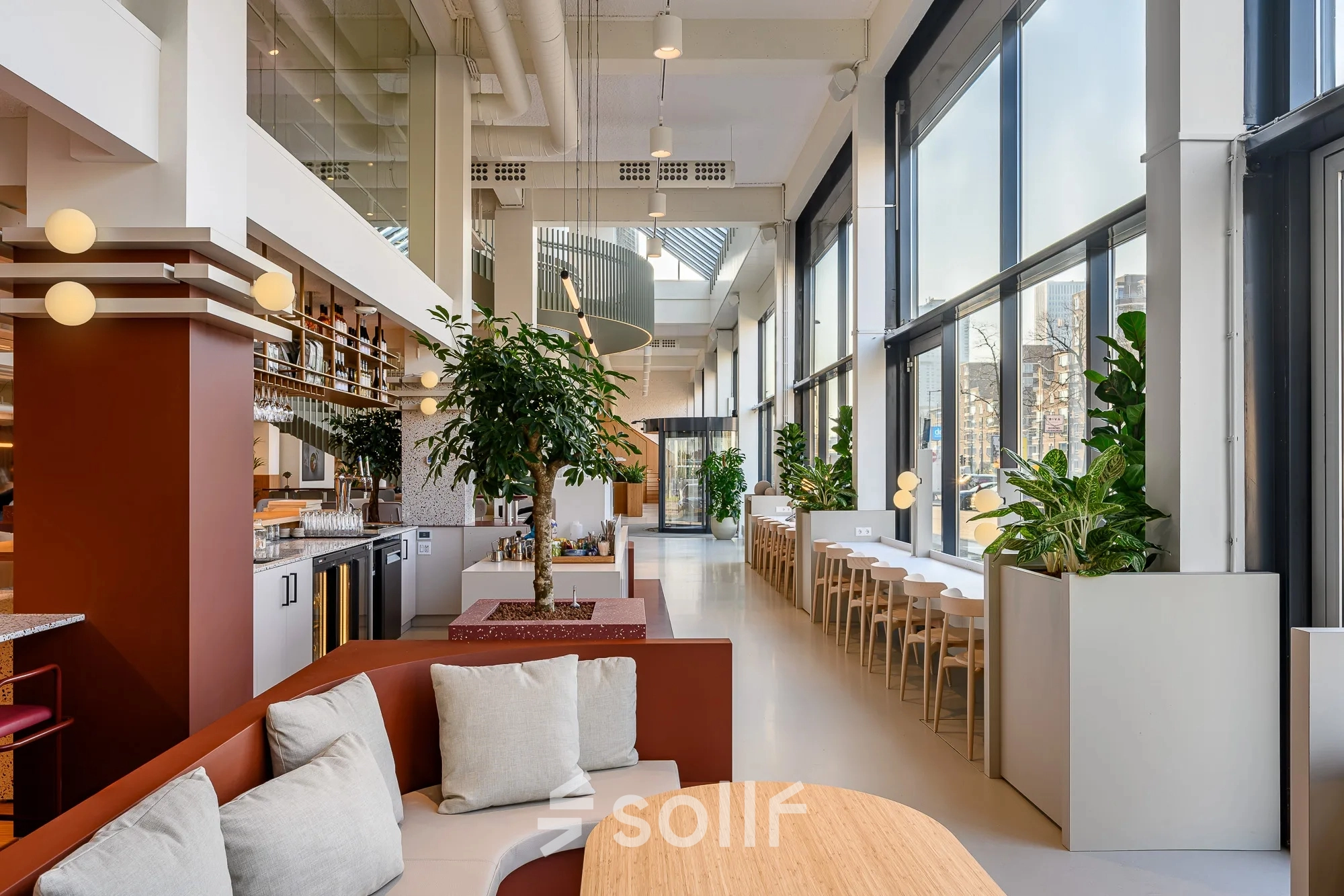 Modern ingerichte kantoorruimte op Vasteland 42-110 in Rotterdam Centrum, met veel natuurlijk licht en ruime werkplekken. Planten en comfortabele zitplaatsen zijn aanwezig voor een aangename werkomgeving.