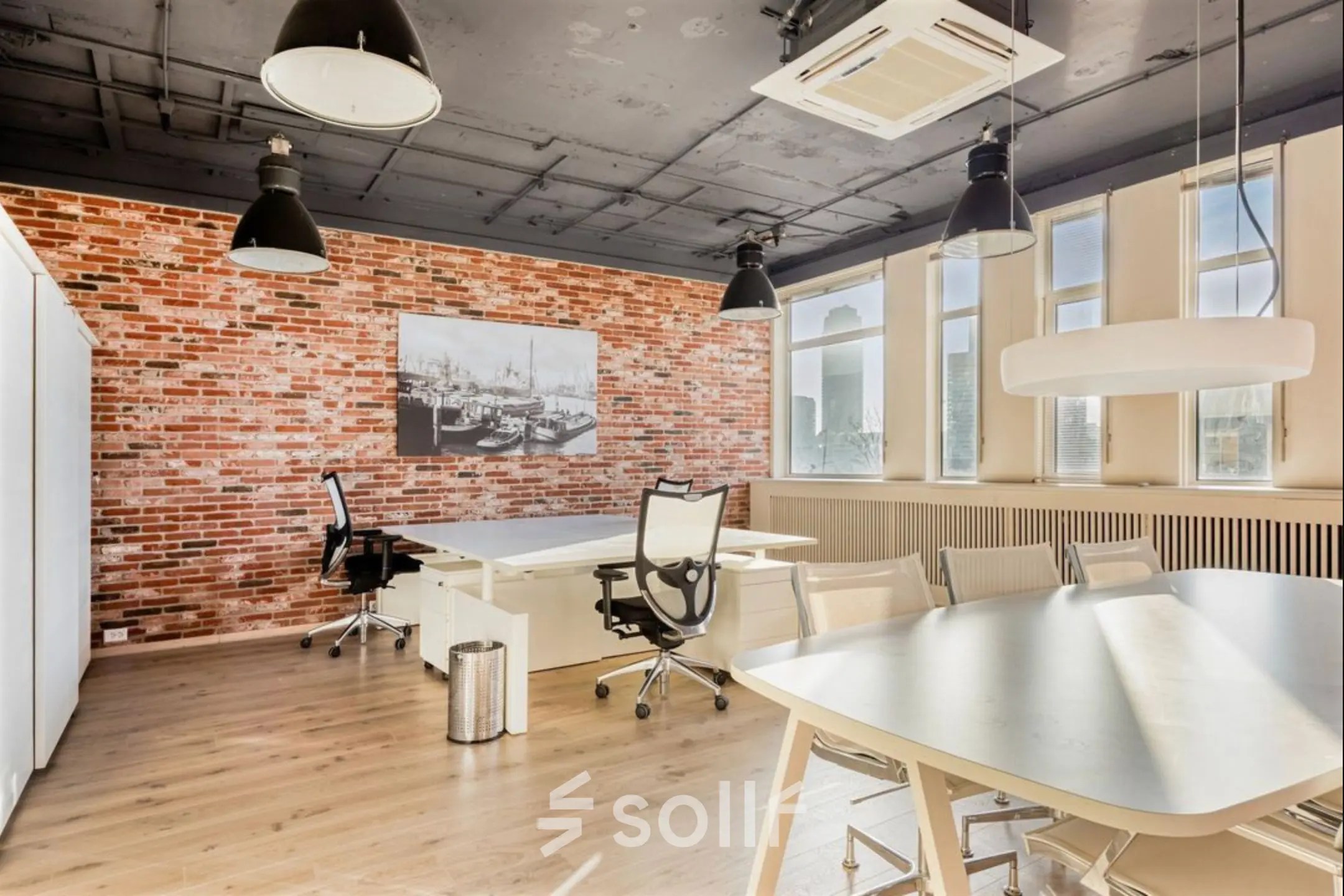 Moderne kantoorruimte in kantoorpand aan Veerhaven 7, Rotterdam Centrum met bakstenen muur en grote ramen. Ideaal om te huren voor een inspirerende werkplek.