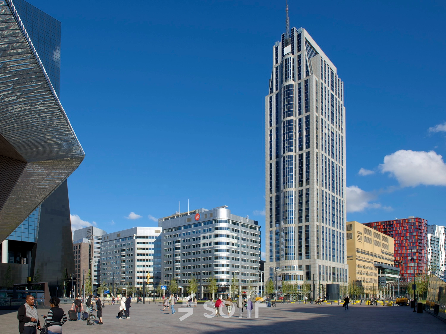 Kantoorpand op Weena 690 in Rotterdam Centrum met heldere lucht op de achtergrond. Ideaal voor kantoorruimte huren.