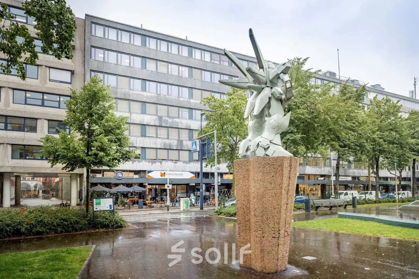 Exterieur van kantoorpand Westblaak 109 in Rotterdam Centrum met een opvallend standbeeld op de voorgrond.