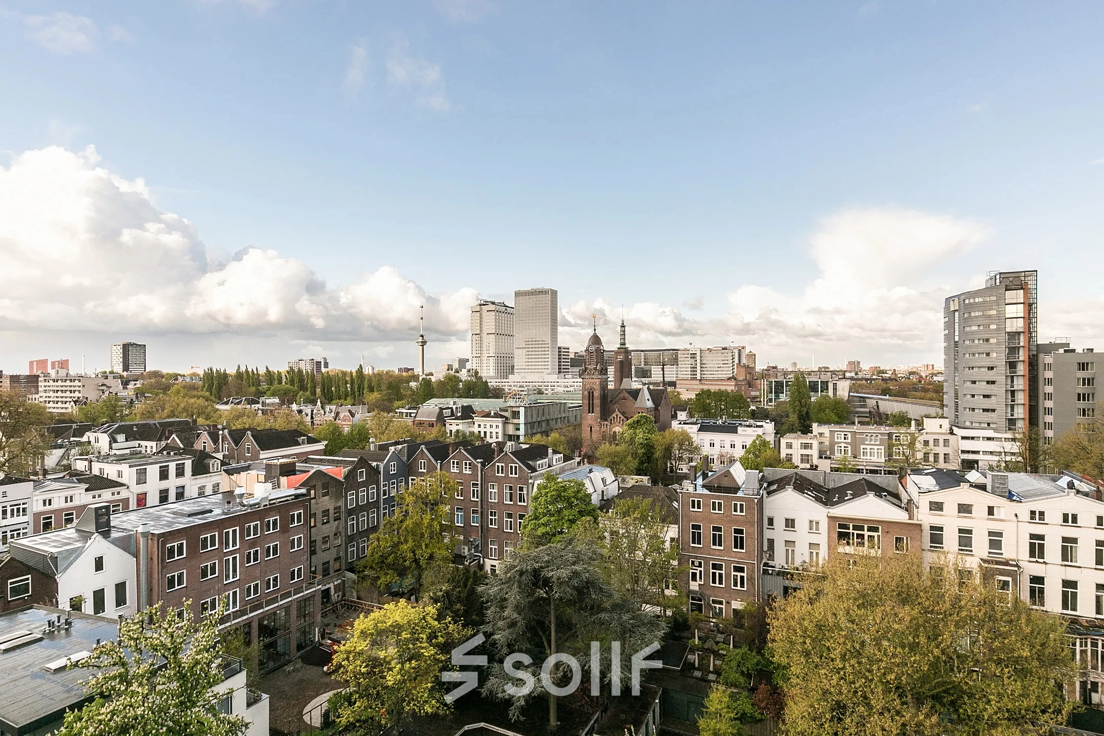 Panoramisch uitzicht over Rotterdam Centrum met diverse gebouwen en groen, gezien vanaf Westblaak 180.