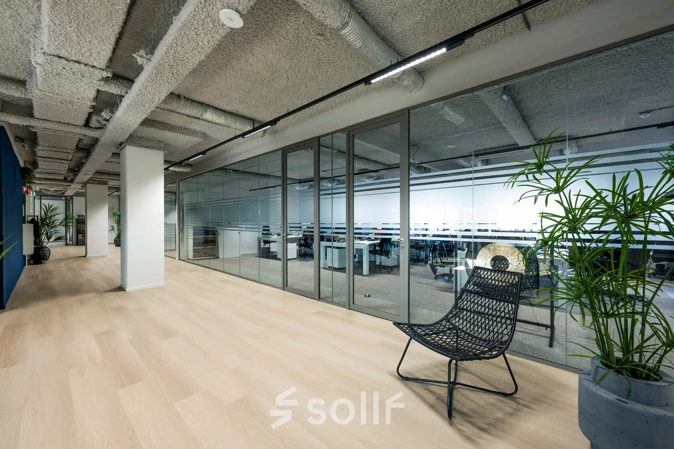 Moderne kantoorruimte te huur op Westblaak 180, Rotterdam Centrum, met glazen wanden, open werkplekken en een designstoel. Kantoorpand biedt lichte en strakke omgeving voor huurders.