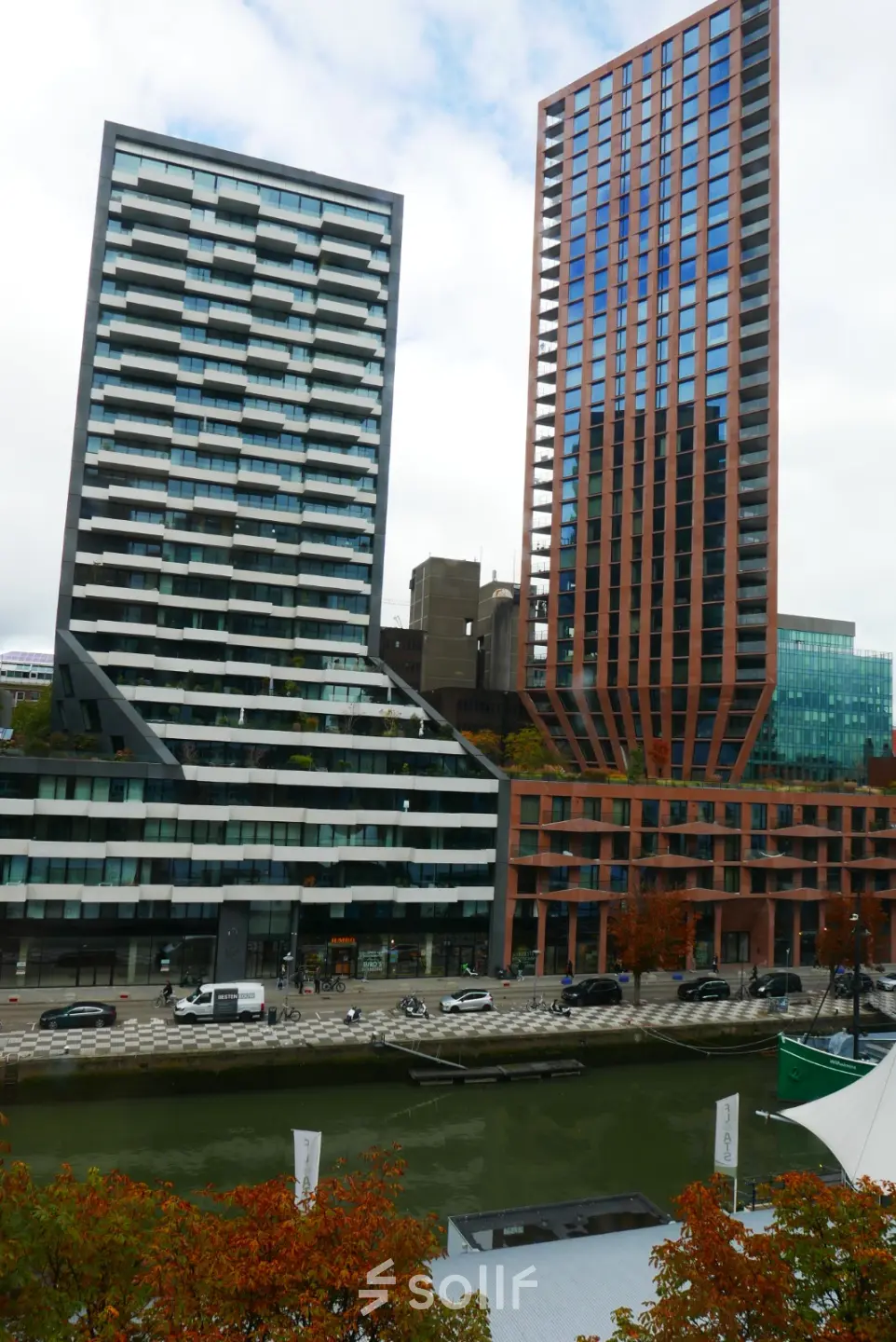 Uitzicht op moderne kantoorpanden aan Wijnhaven 76 in Rotterdam Centrum met opvallende architectuur en omliggende omgeving. Geschikt voor kantoorruimte huren nabij het water.