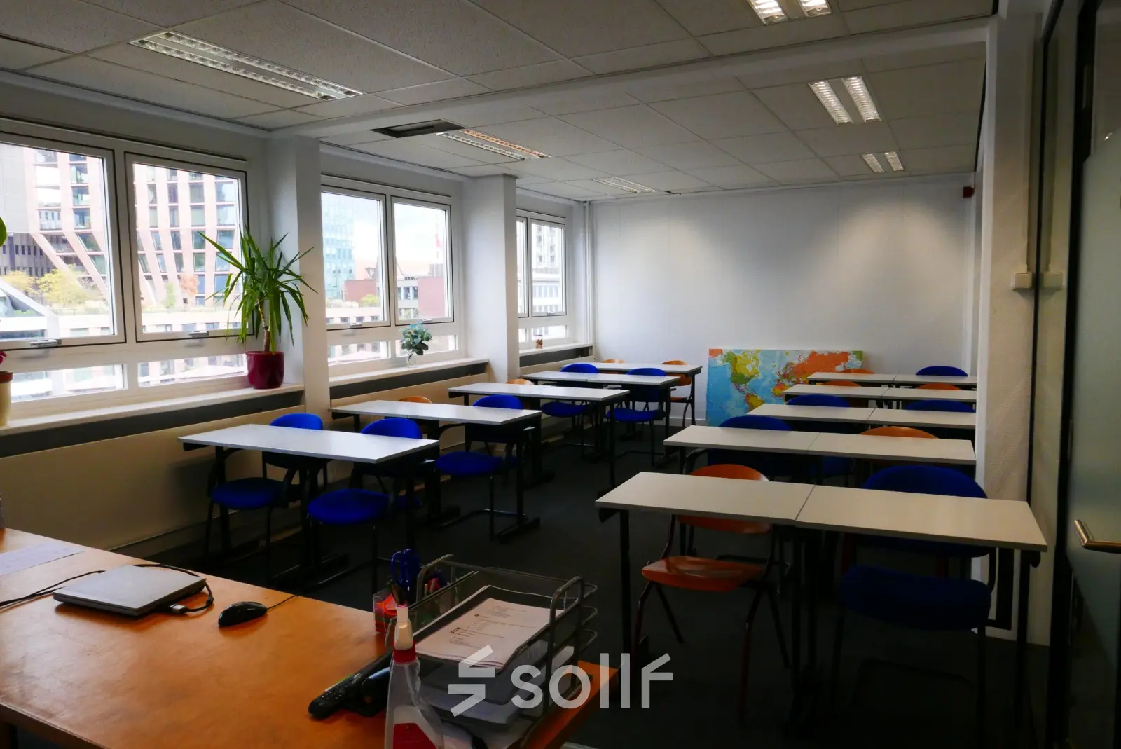 Kantoorruimte huren aan Wijnhaven 76 in Rotterdam Centrum met meerdere bureaus en stoelen, geschikt voor werkplekken. Grote ramen zorgen voor veel natuurlijk licht.