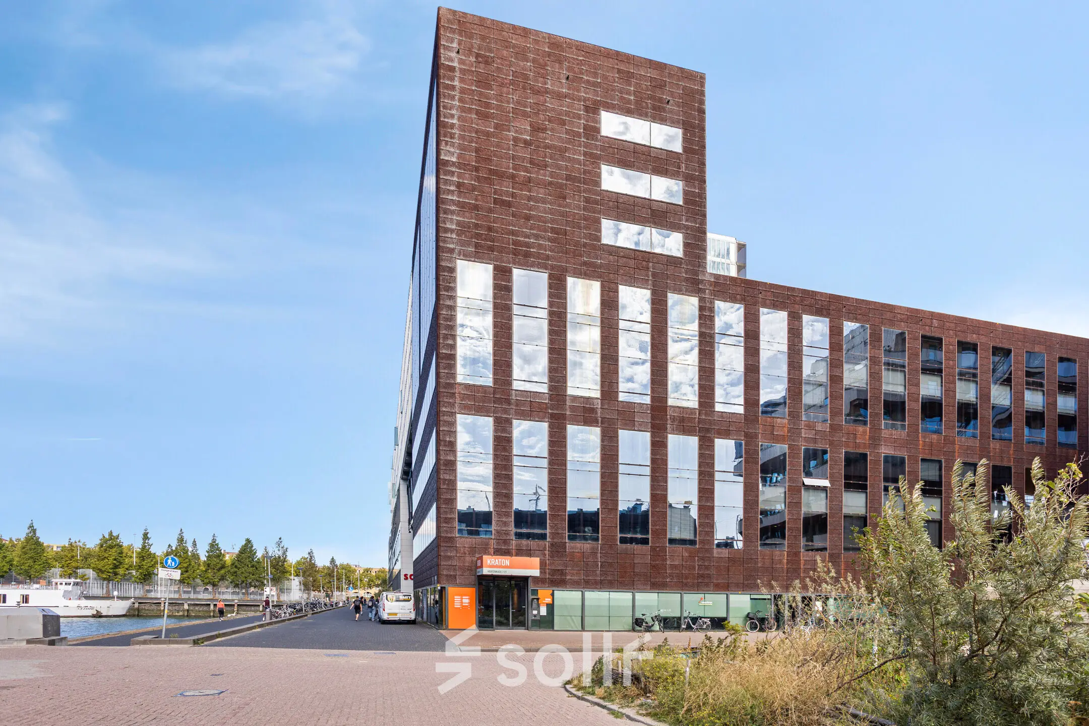 Kantoorpand aan Kratonkade 7 - 27 in Rotterdam Delfshaven, met opvallende moderne architectuur en grote ramen, ideaal voor kantoorruimte huren.