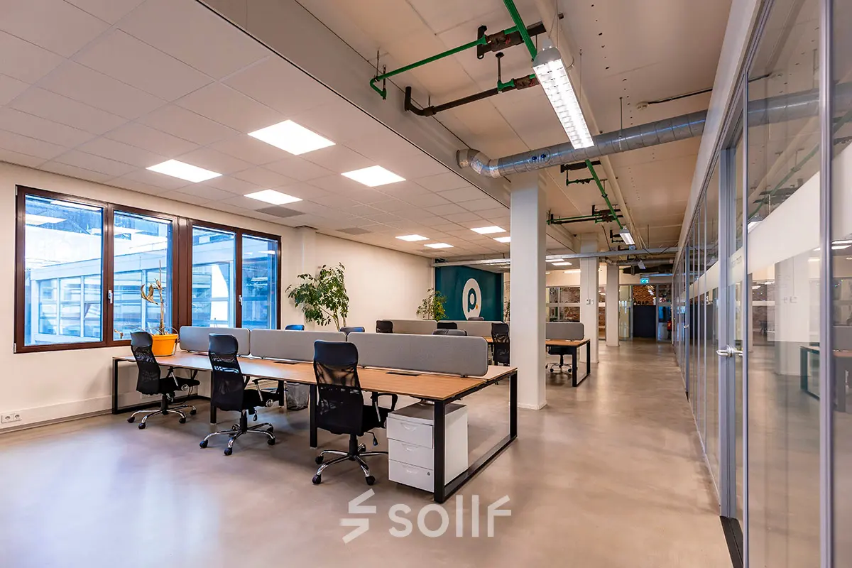 Moderne kantoorruimte te huur op Kratonkade 7 - 27 in Rotterdam Delfshaven met ruime werkplekken, veel natuurlijk licht en glazen wanden.