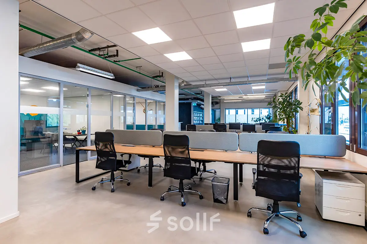 Moderne kantoorruimte huren op Kratonkade 7 - 27 in Rotterdam Delfshaven, met ruime bureaus en comfortabele stoelen, ideaal voor productief werken.