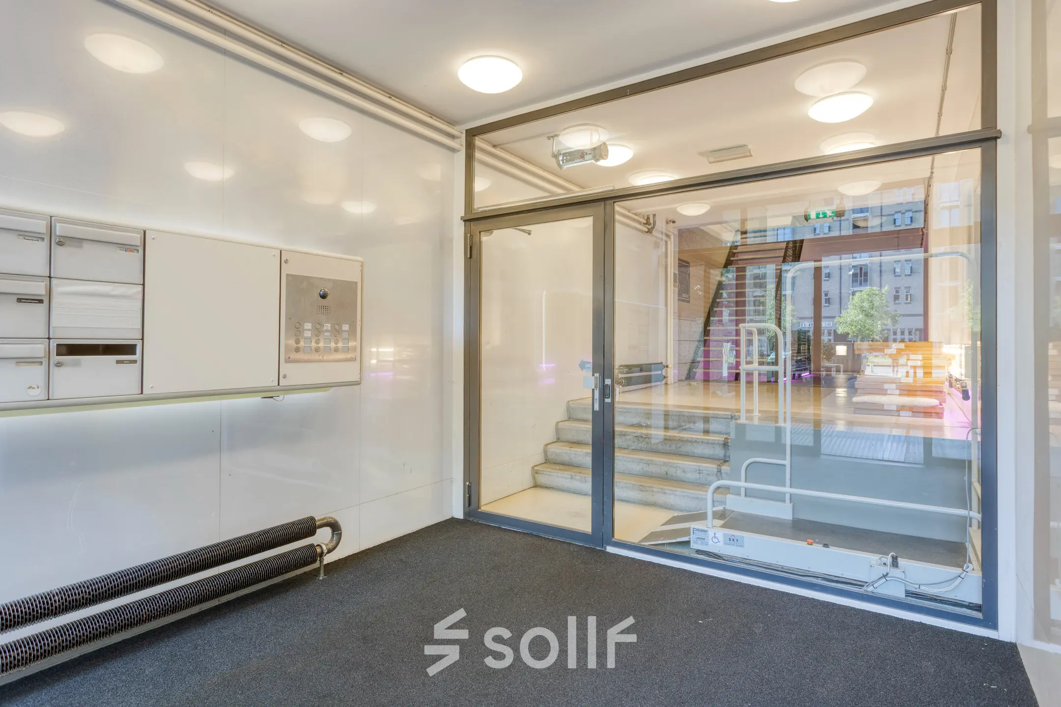 Entree van het kantoorpand op Lloydstraat 21 B, Rotterdam Delfshaven. Moderne glazen deuren geven toegang tot de kantoorruimte huren. Er zijn geen personen aanwezig.