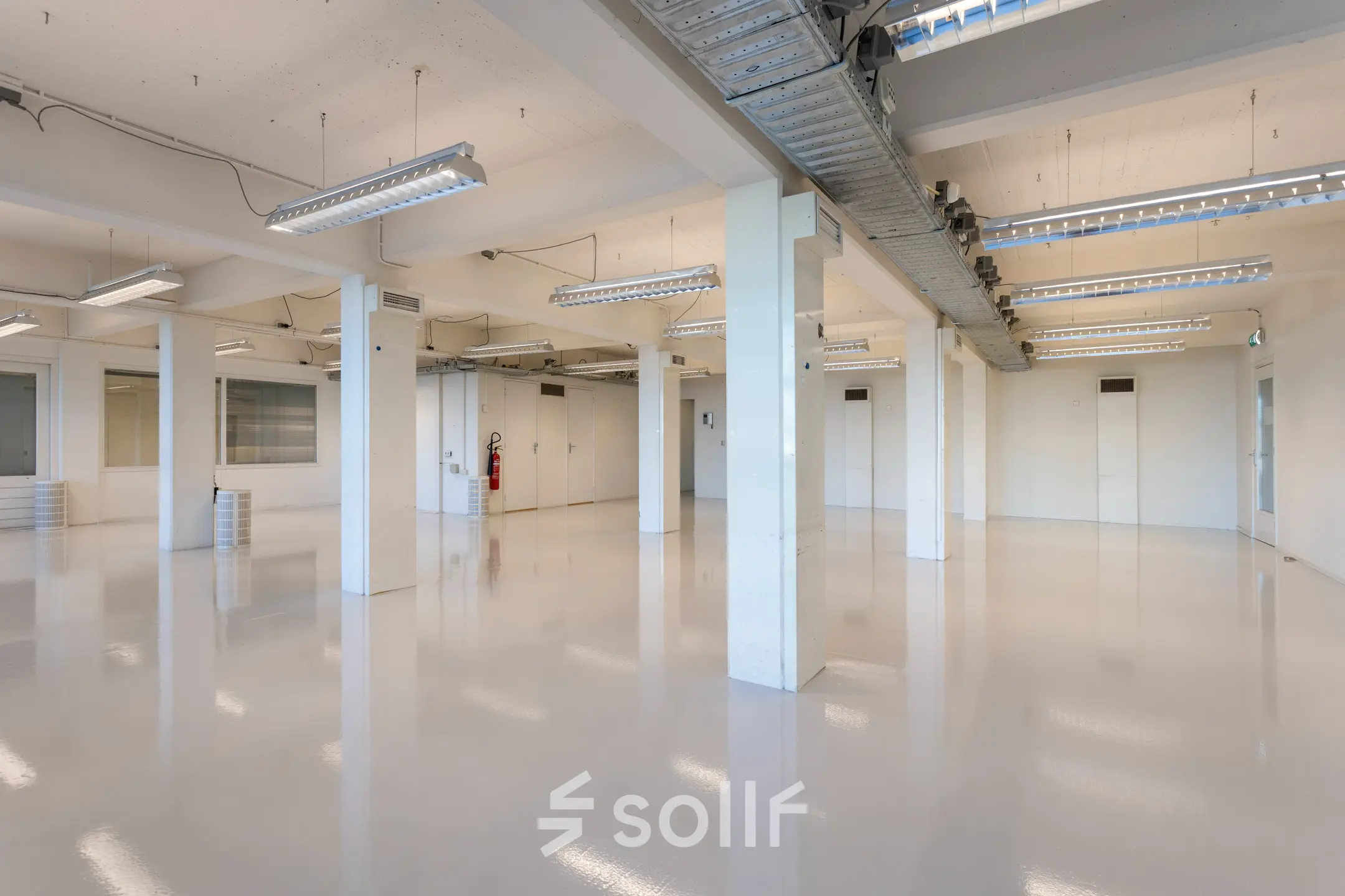 Ruime kantoorruimte met gepolijste vloer en kolommen, geschikt voor het creëren van een flexibele werkplek in een kantoorpand te huur aan Lloydstraat 21 B in Rotterdam Delfshaven.