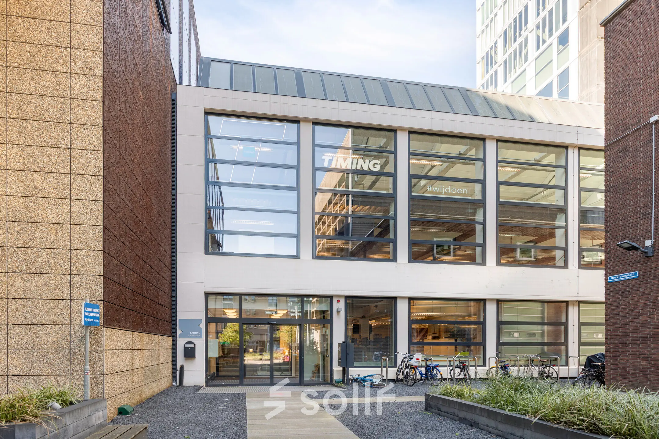 Vooraanzicht van een modern kantoorpand op Lloydstraat 21 B in Rotterdam Delfshaven, geschikt voor bedrijven die kantoorruimte willen huren.