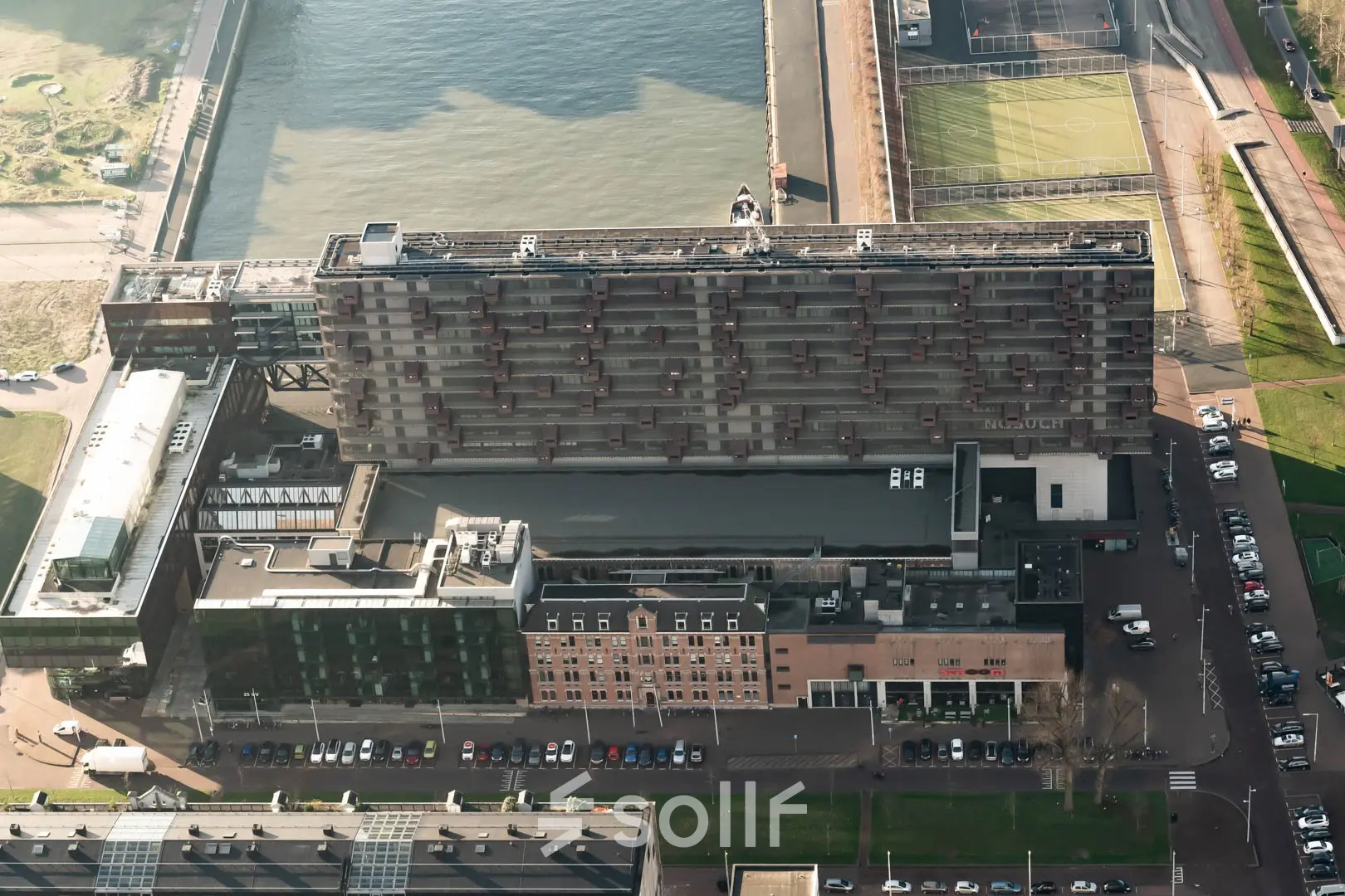 Luchtfoto van een kantoorpand aan de Lloydstraat 5 in Rotterdam Delfshaven met uitzicht op de omgeving en de rivier. Ideaal voor wie kantoorruimte wil huren in een dynamische omgeving.